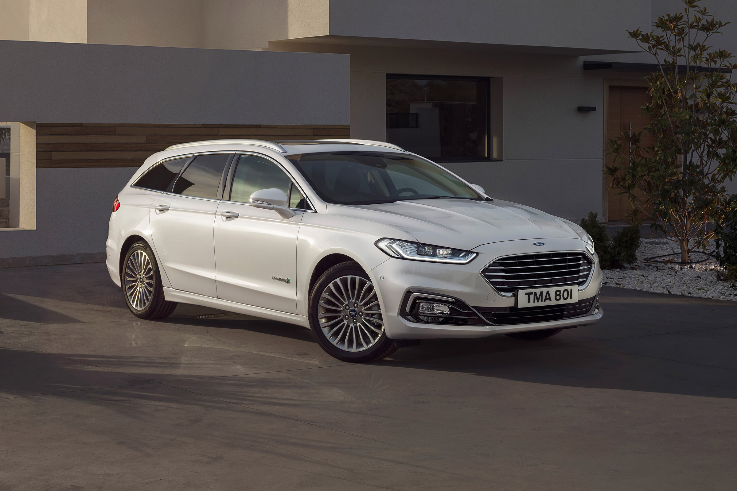 Ford Mondeo MY19 estate - side