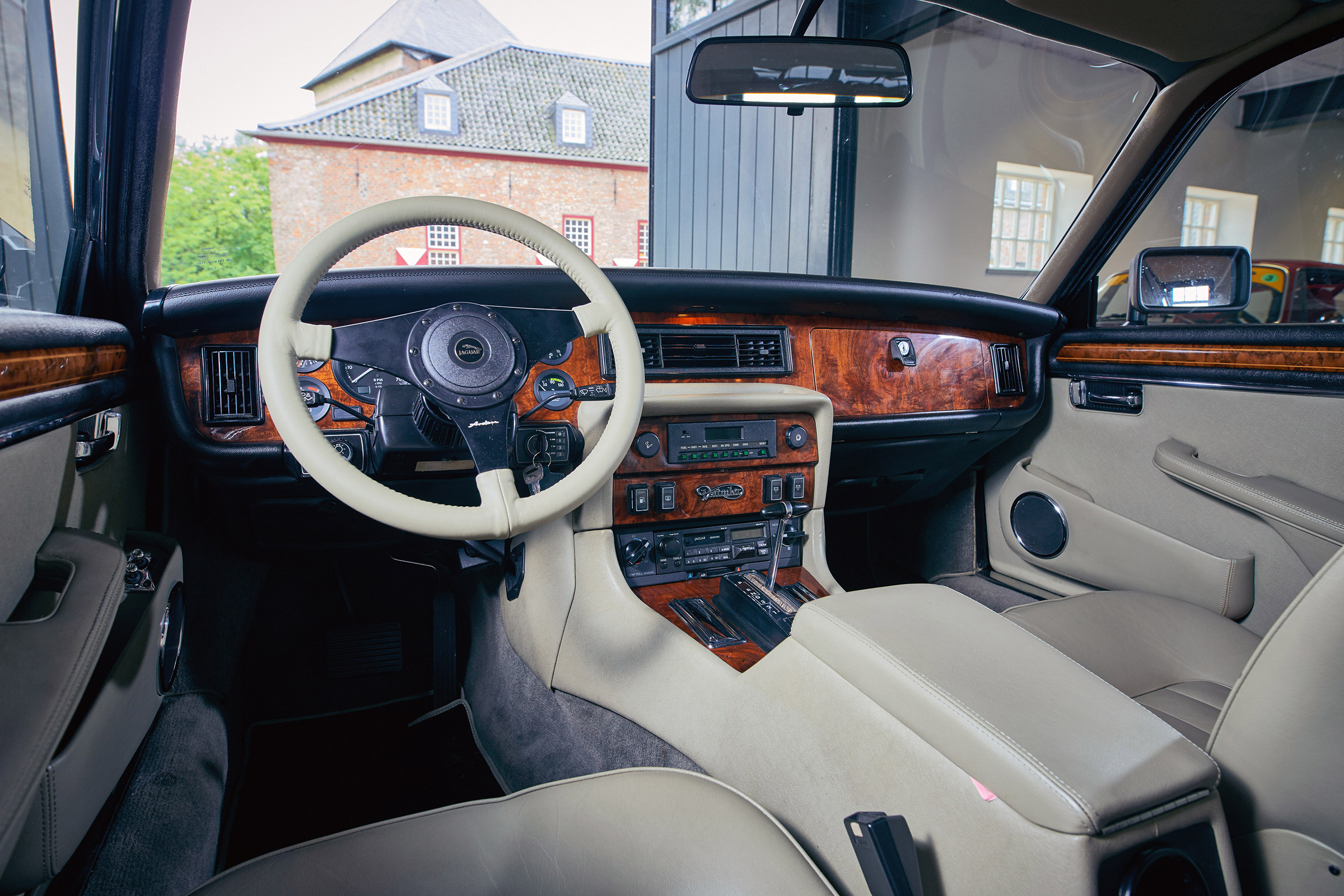 Arden AJ 4 - interior