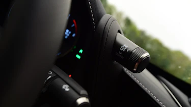 Lexus LC 500h - dial
