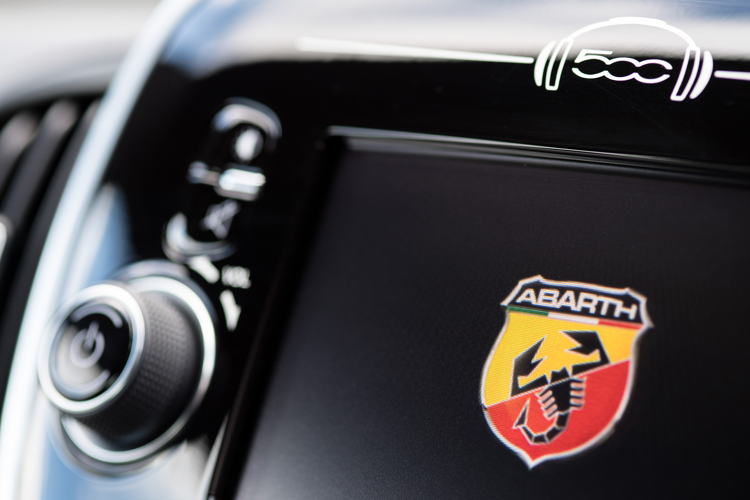 Abarth 595 infotainment 