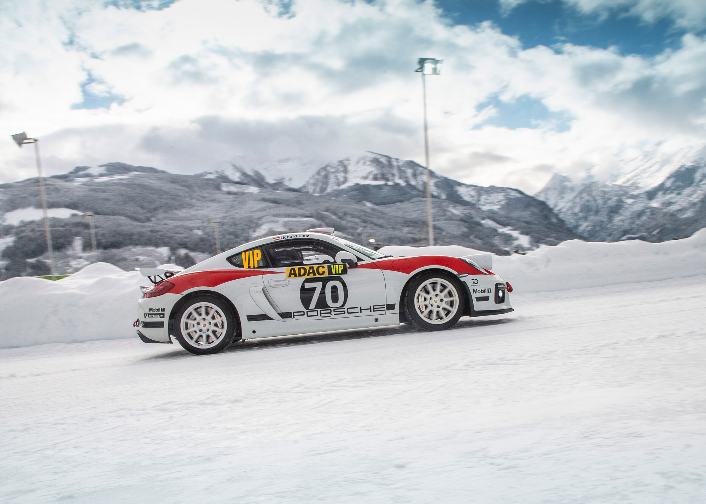 Porsche Cayman GT4 Rallye - side