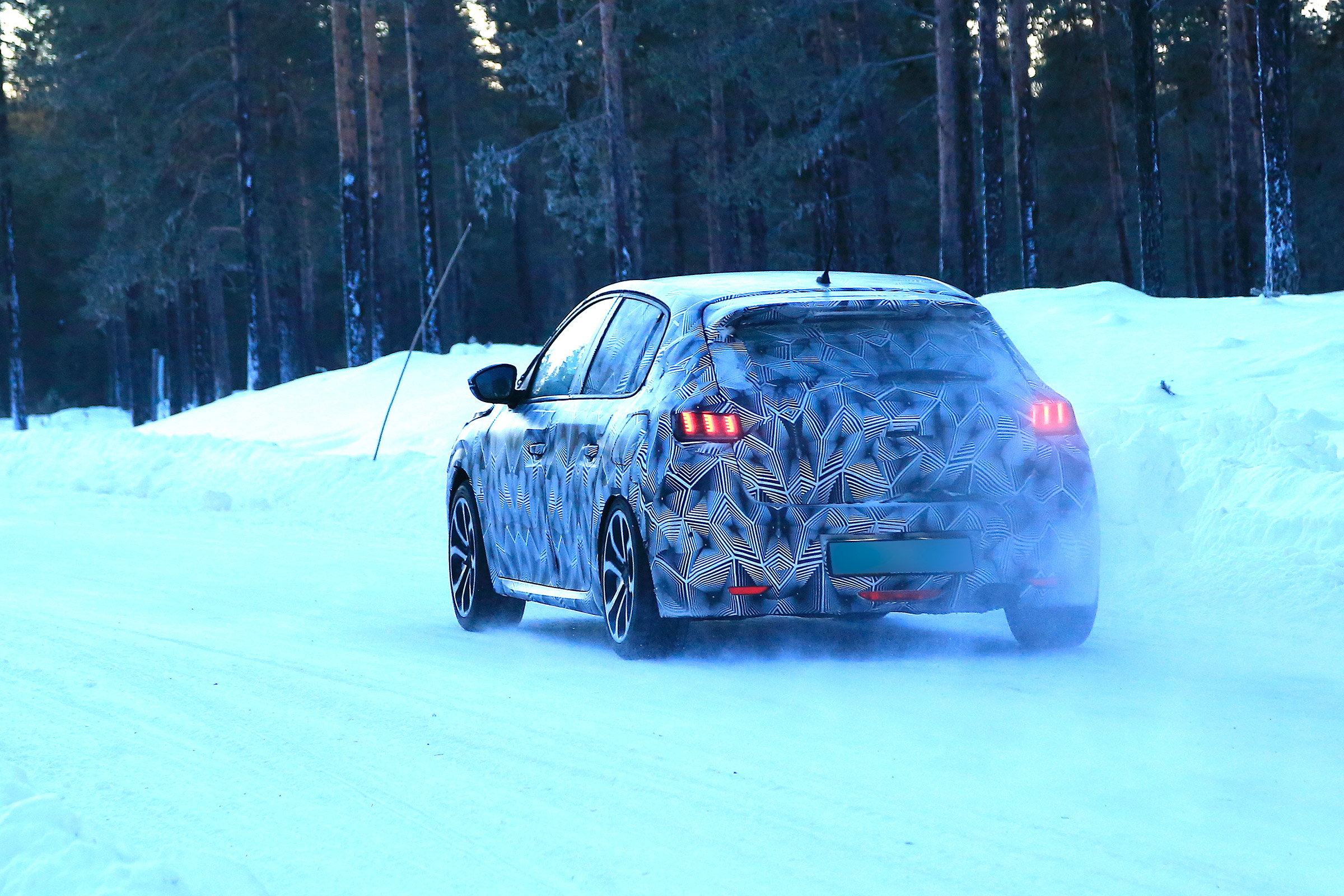 Peugeot 208 spied - rear