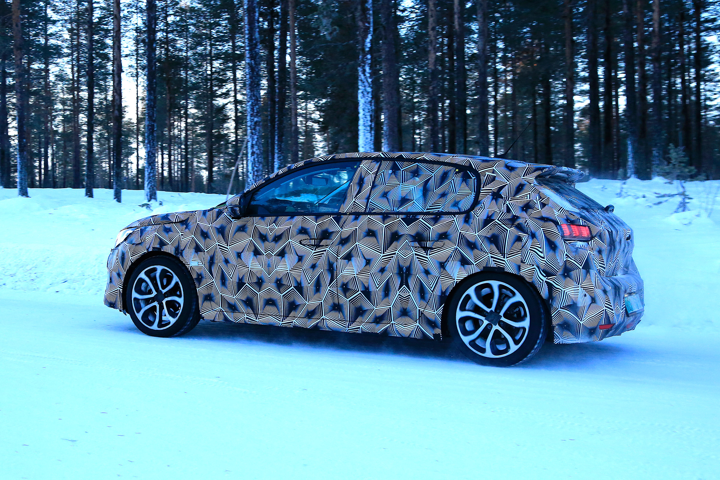 Peugeot 208 spied - rear quarter