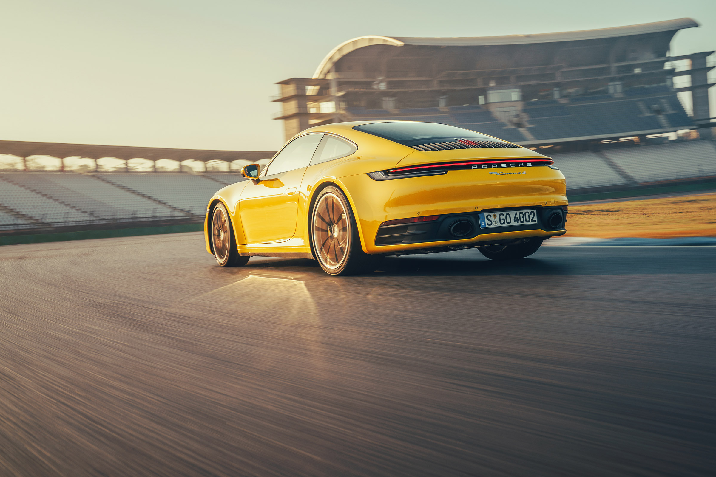 992 Porsche 911 Carrera S review - rear tracking