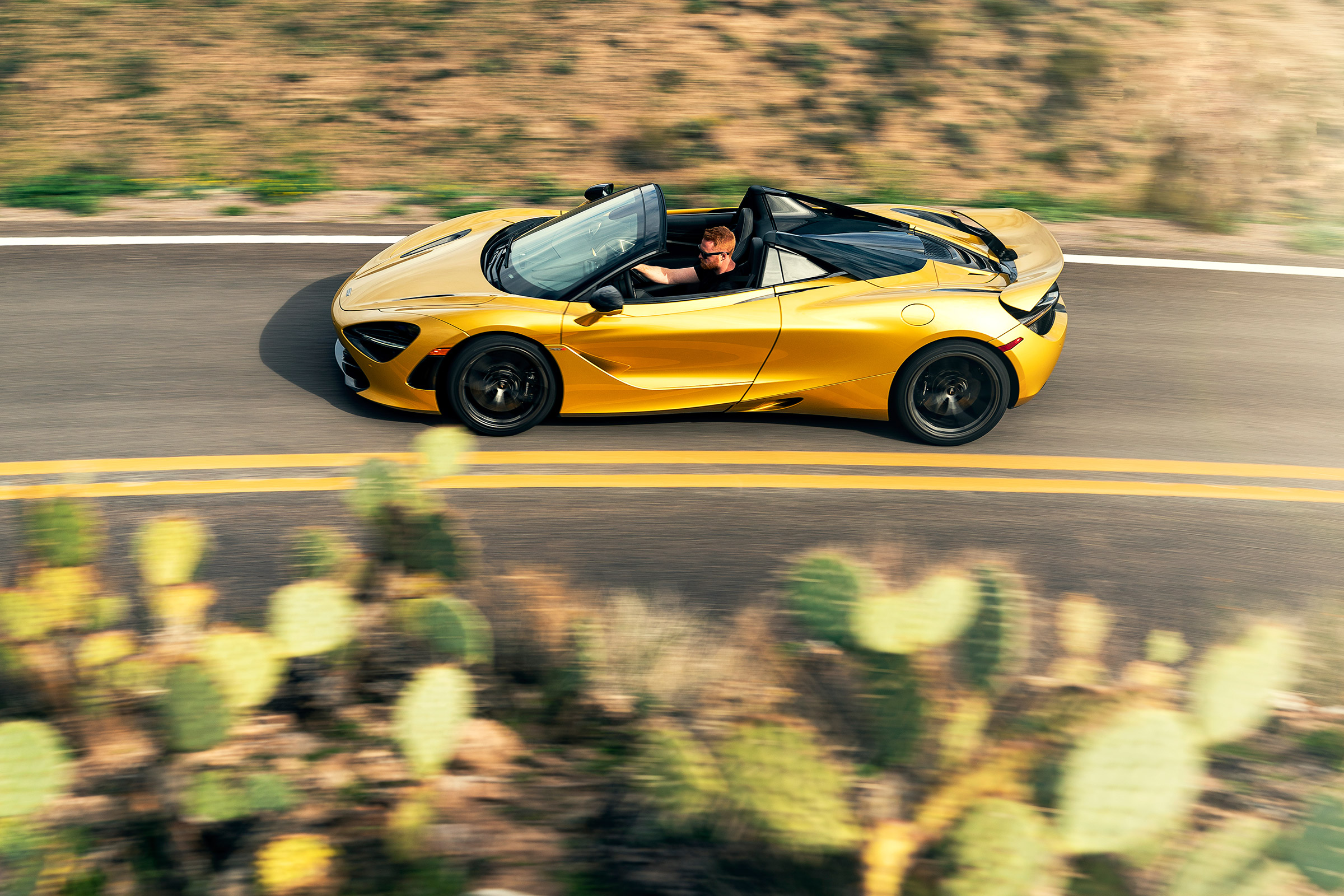 McLaren 720S Spider gold - side