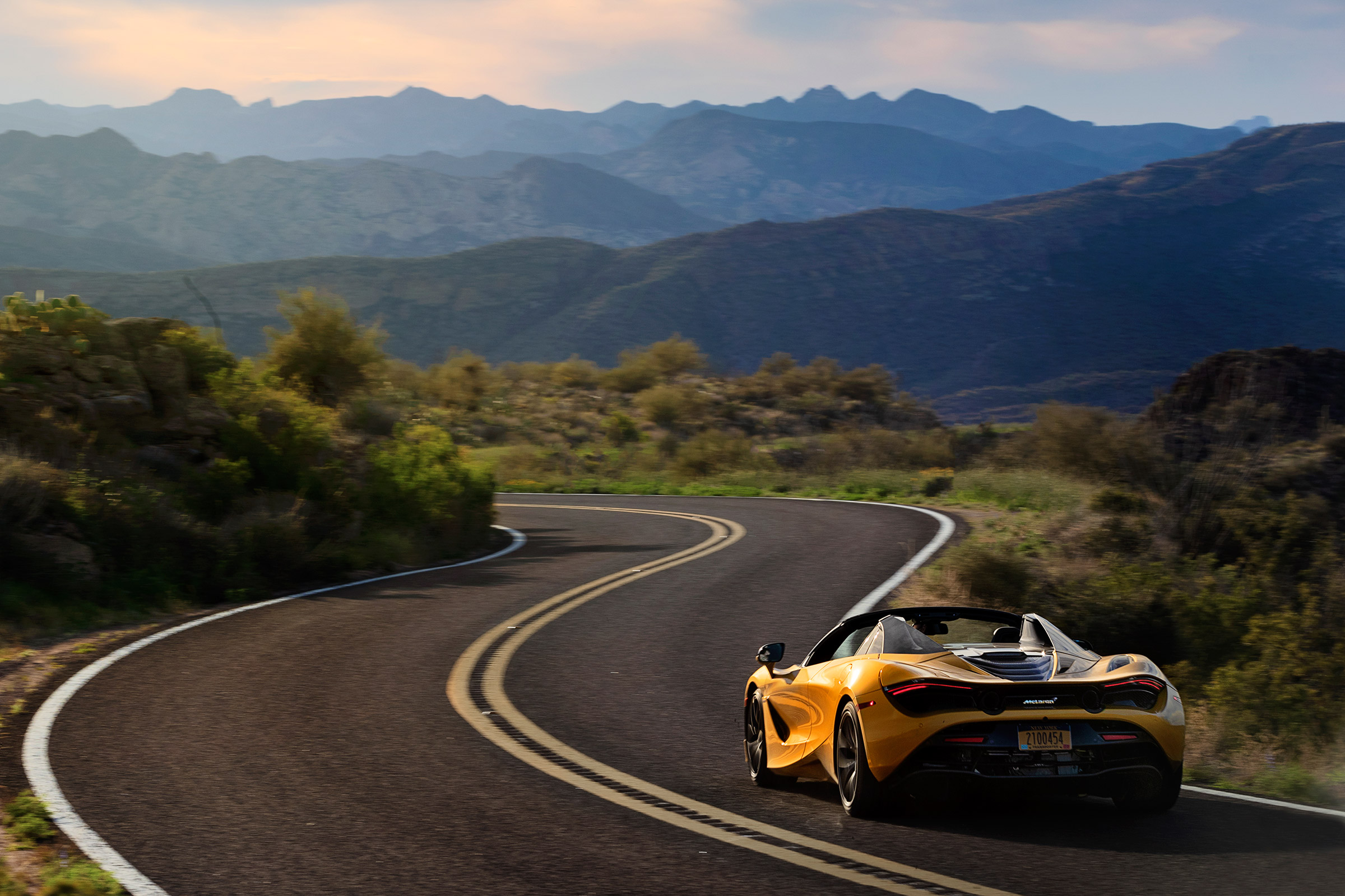 McLaren 720S Spider gold - rear