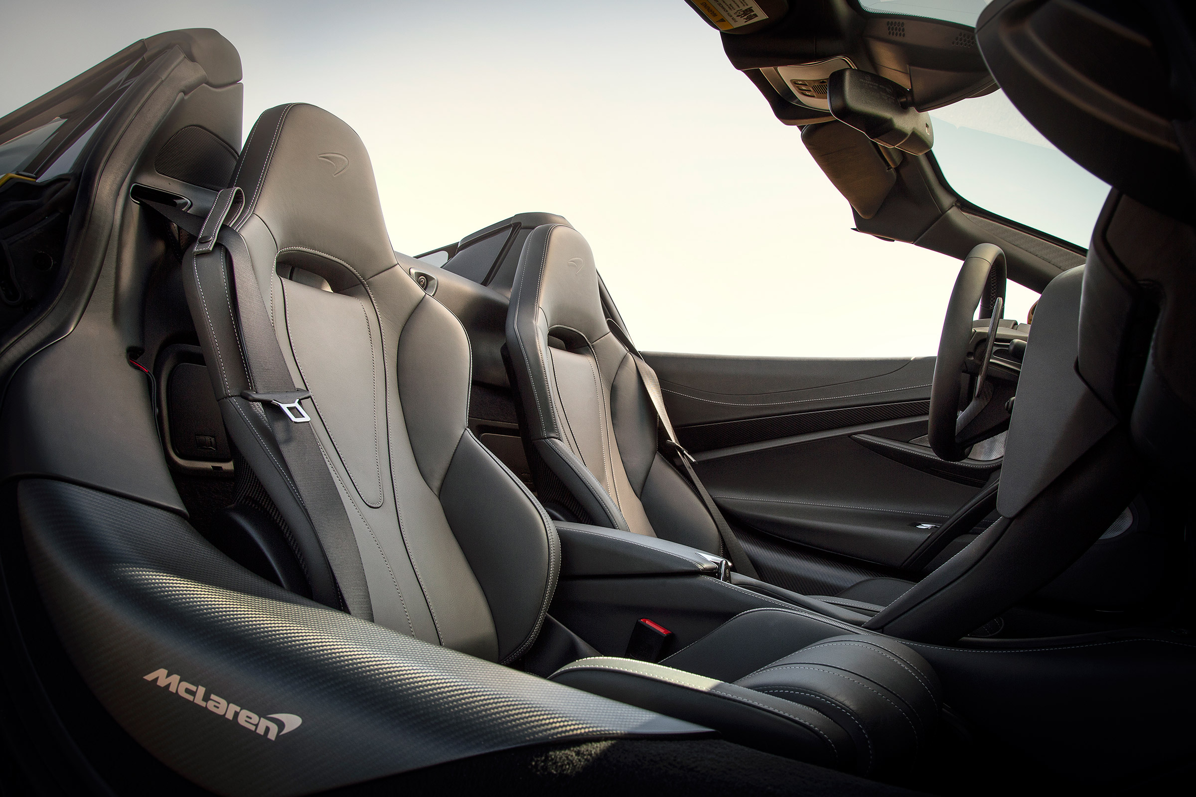 McLaren 720S Spider gold - seats