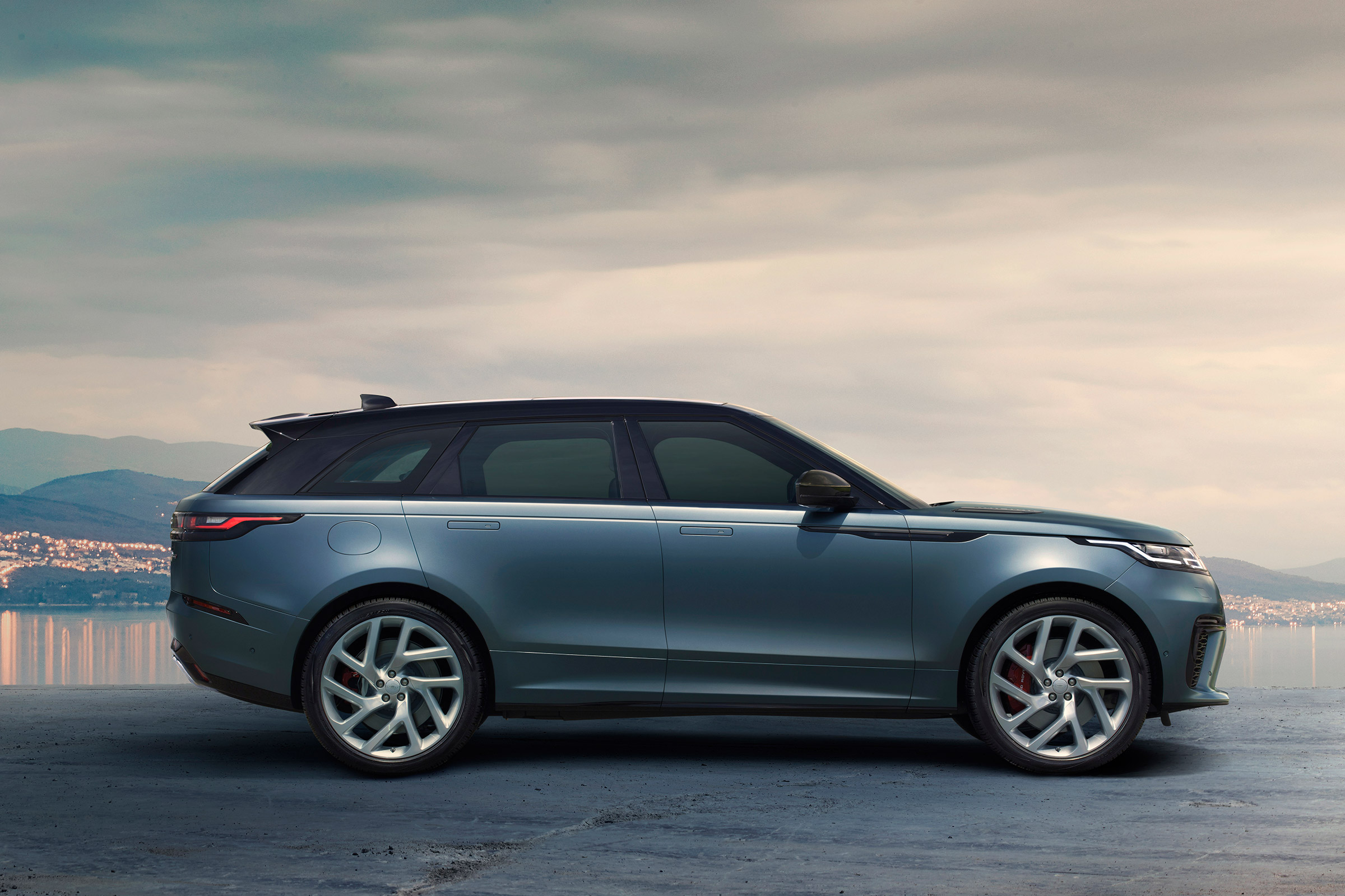 Range Rover Velar SV Auto - side