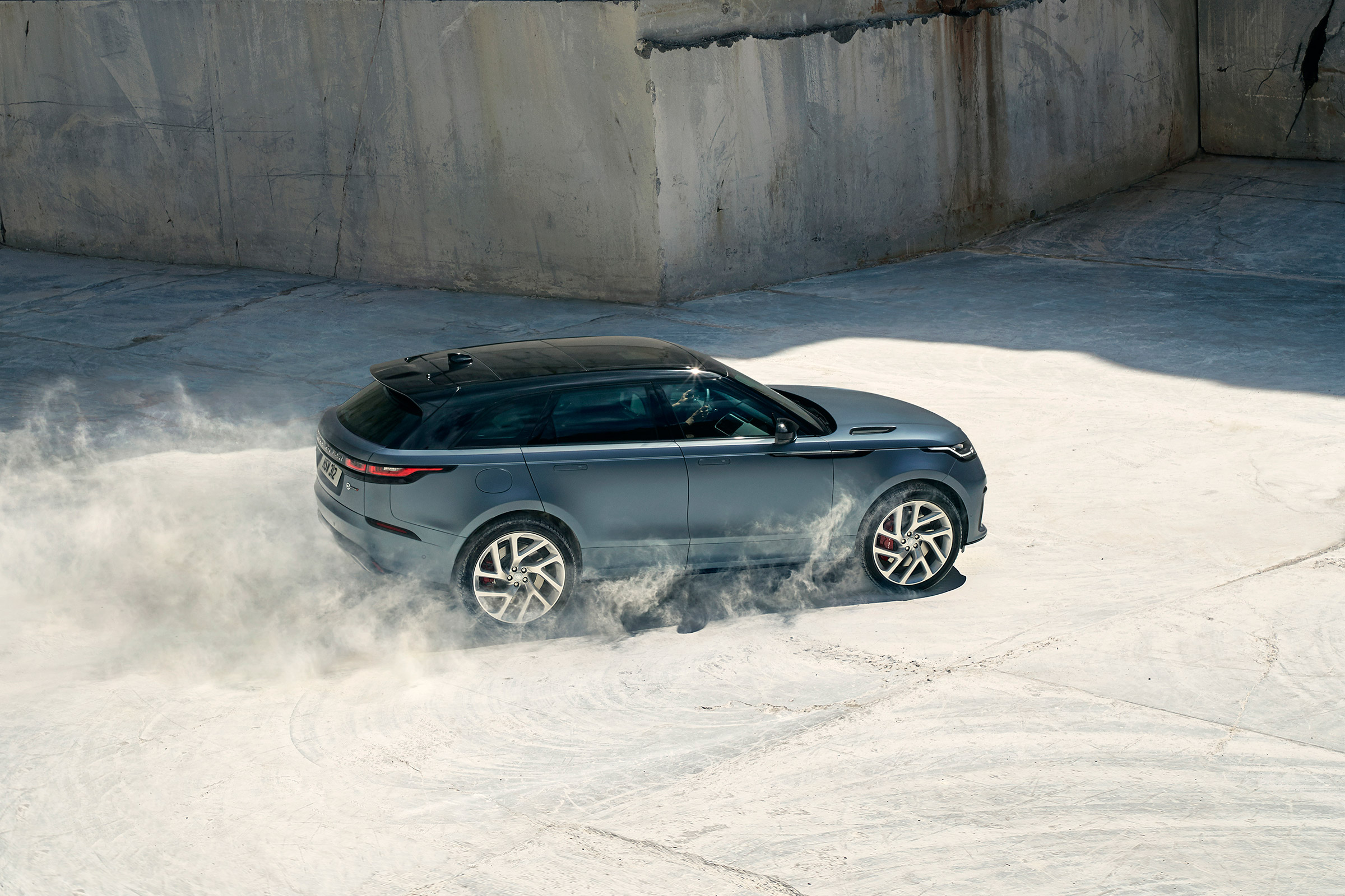 Range Rover Velar SV Auto - side
