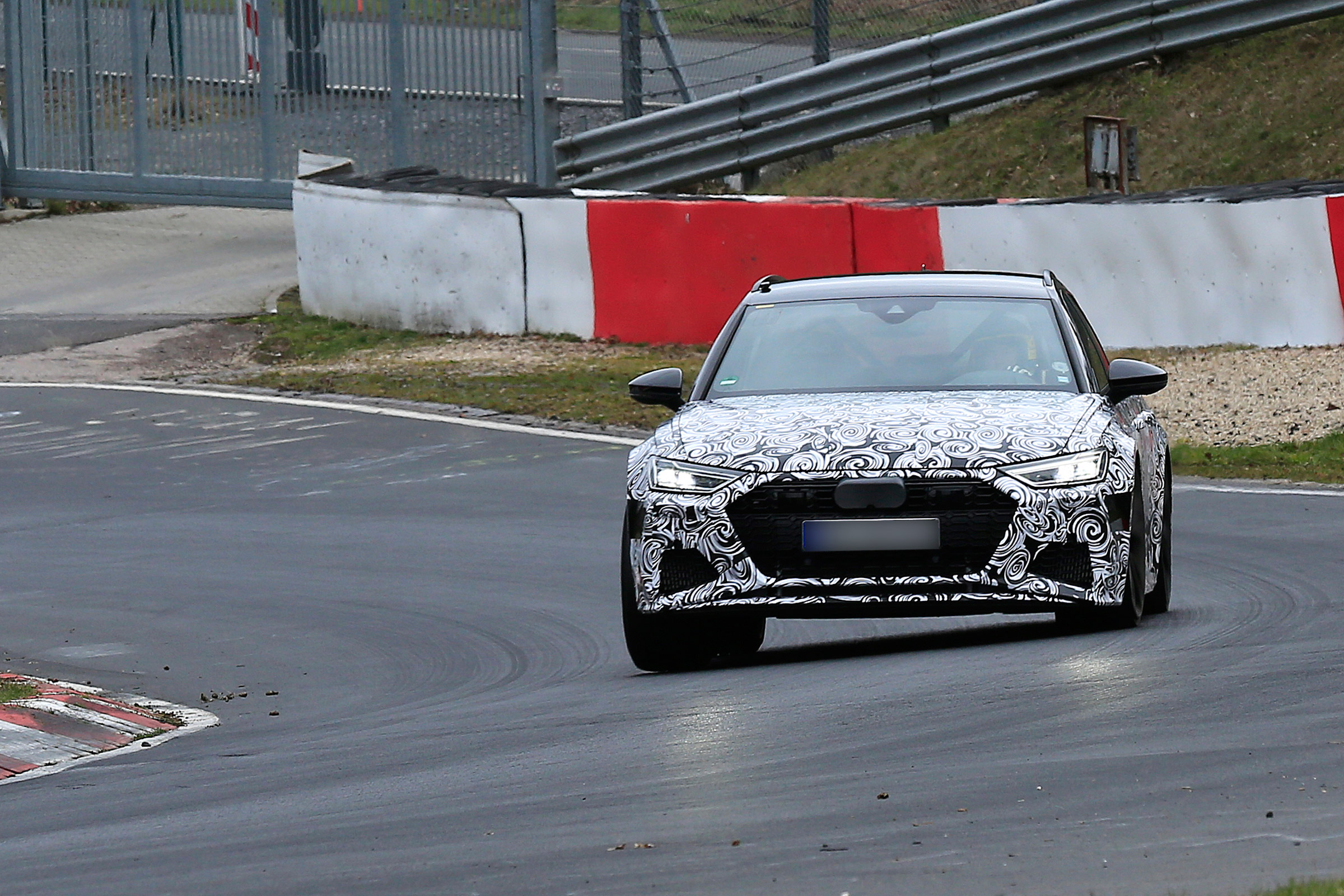 Audi RS6 Avant spied 2019 (body-on) - front