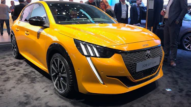 Peugeot 208 live - front quarter