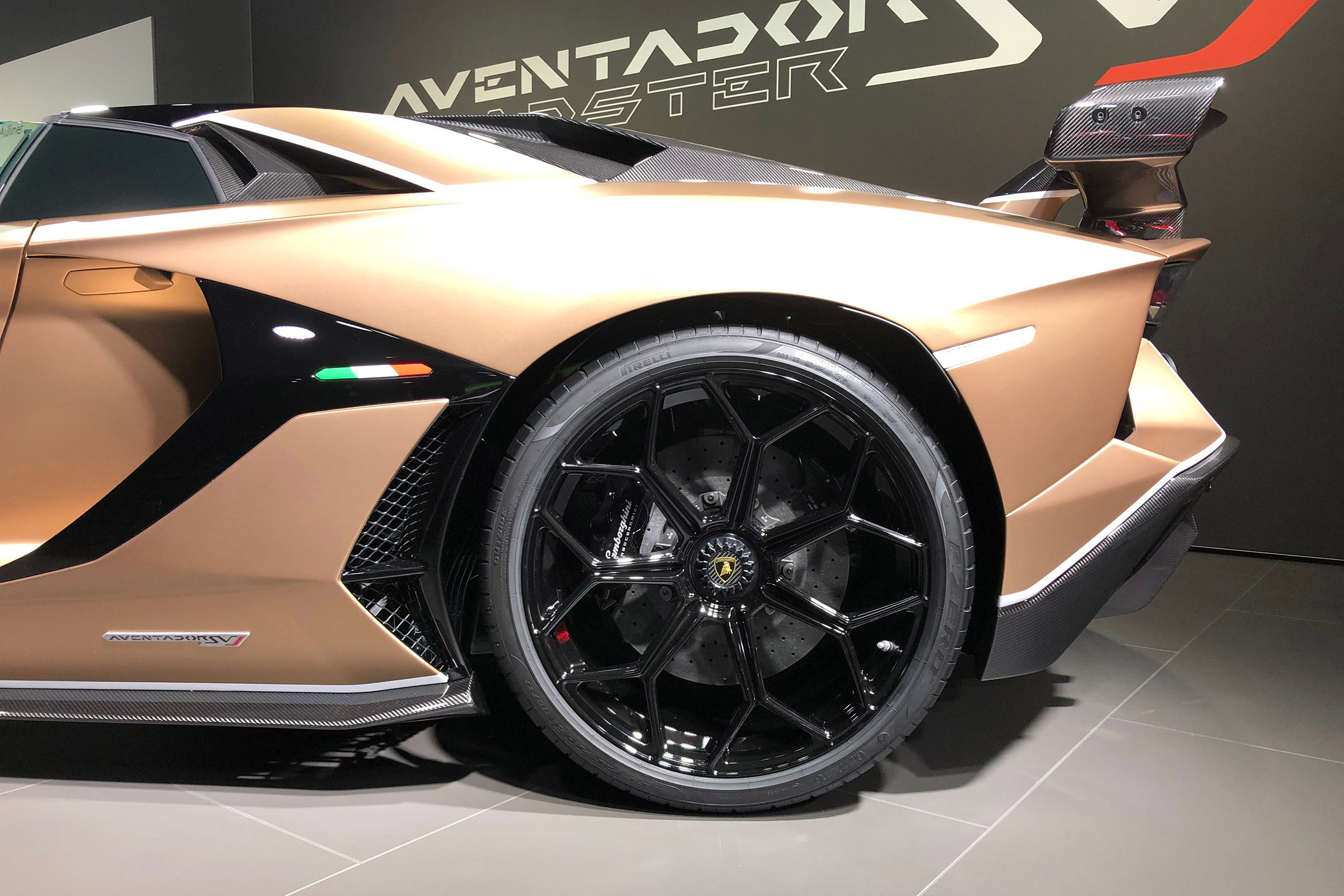Lamborghini Aventador SVJ Roadster wheel