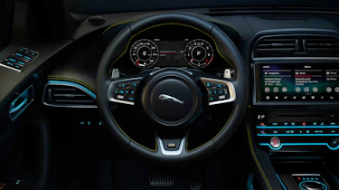 Jaguar F-Pace Chequered - dash