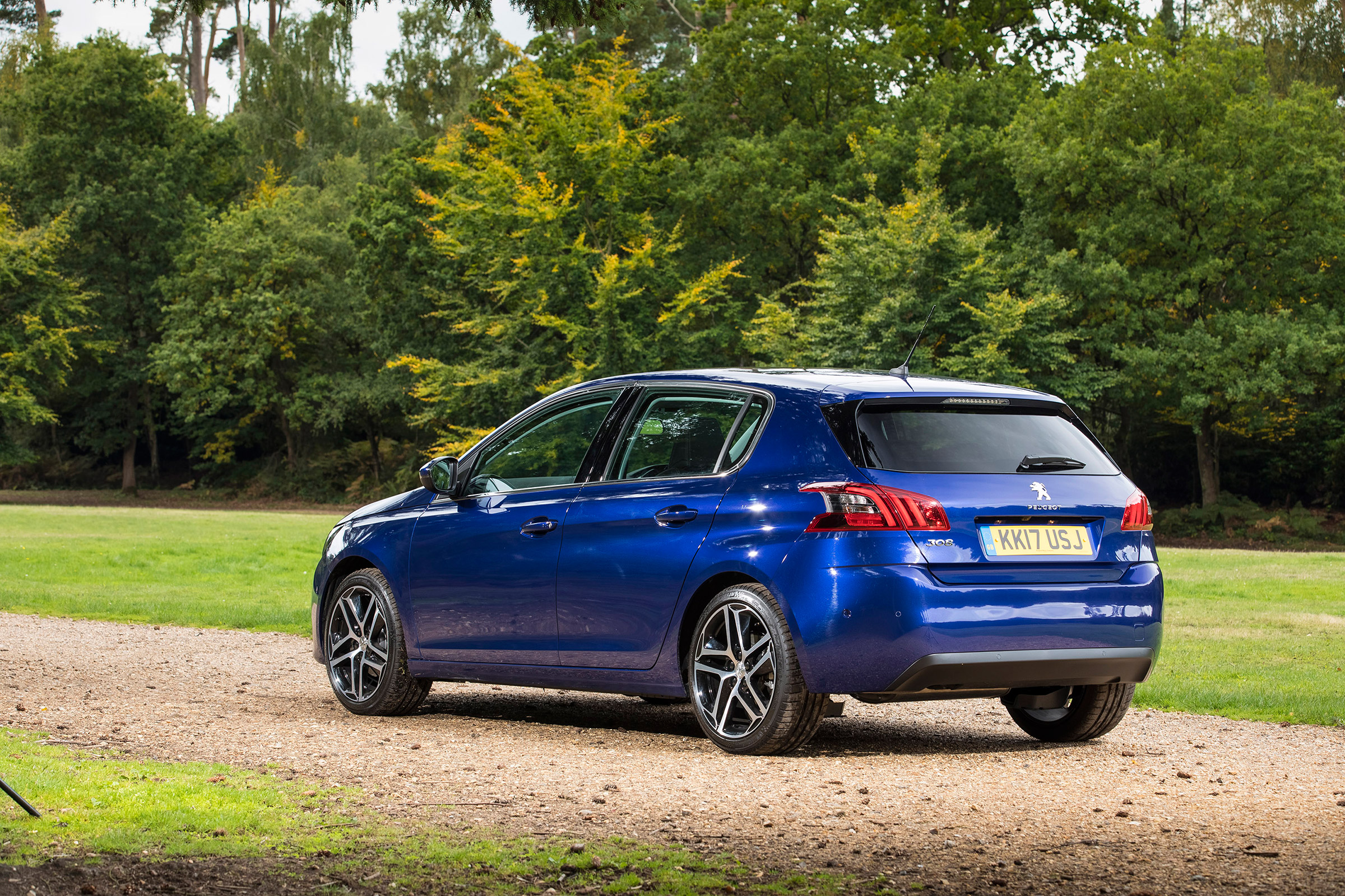 Peugeot 308 2019 - rear quarter