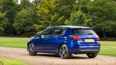 Peugeot 308 2019 - rear quarter