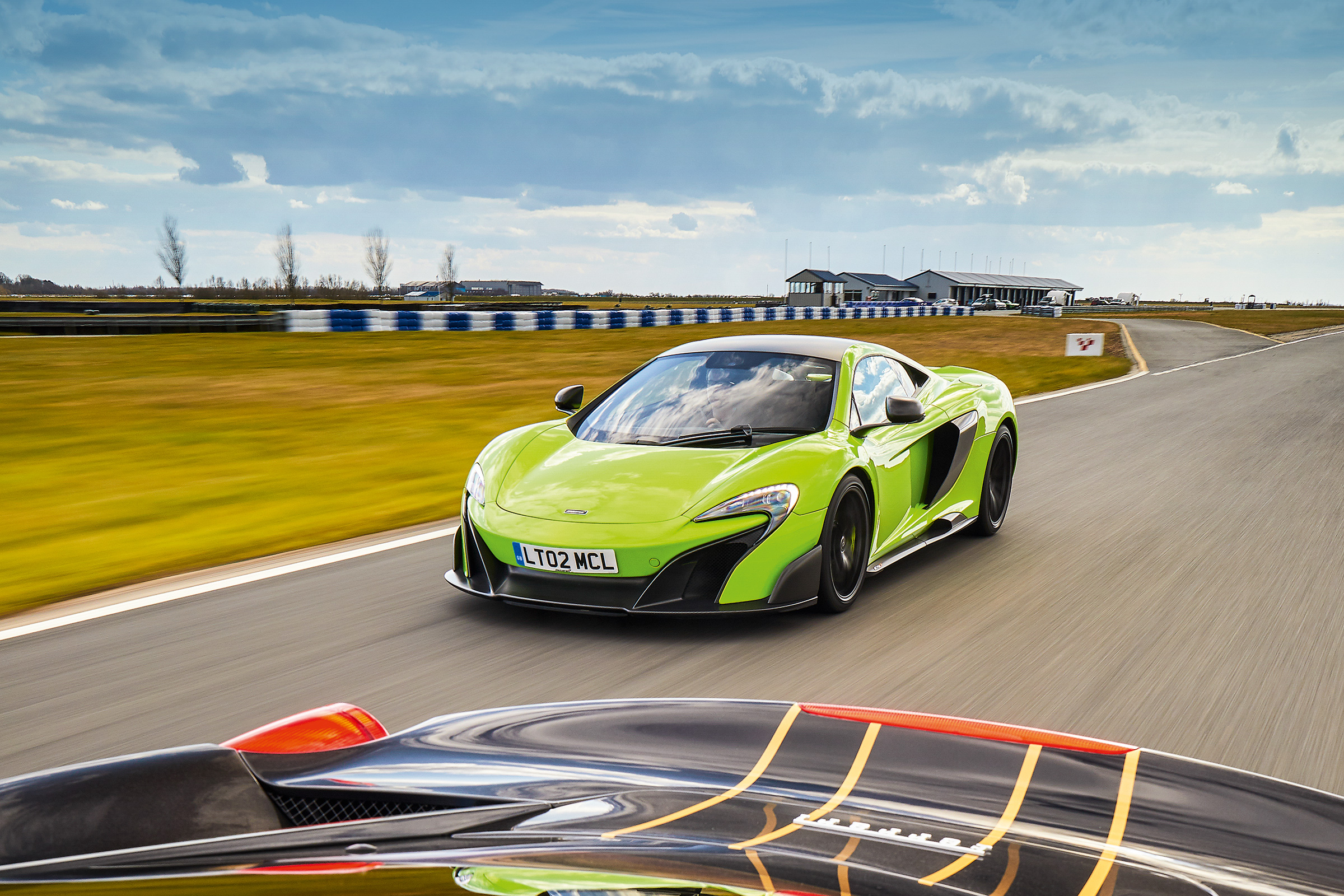 McLaren 675LT vs Ferrari 458 Speciale 