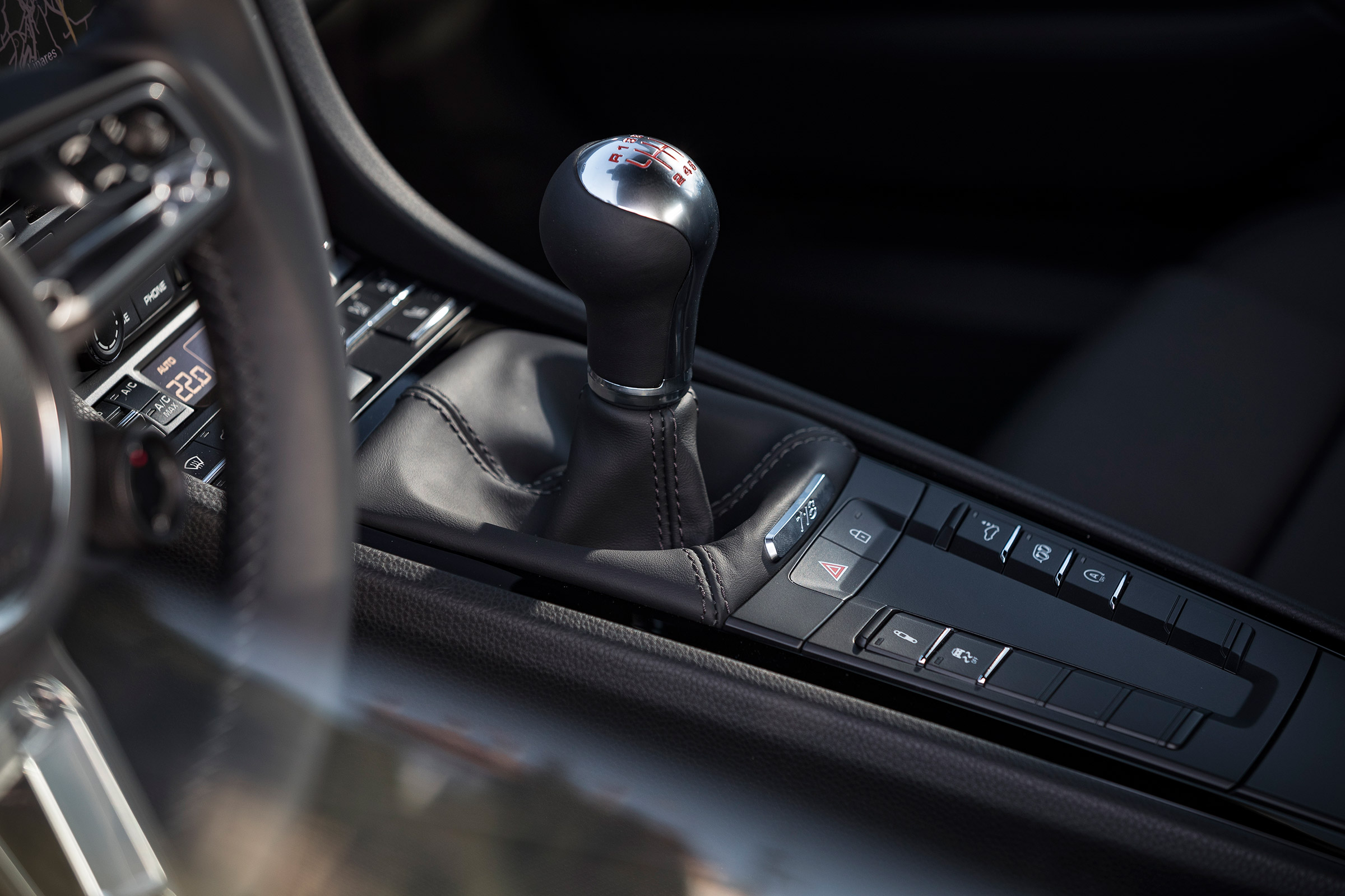 Porsche 718 Cayman T review - shifter