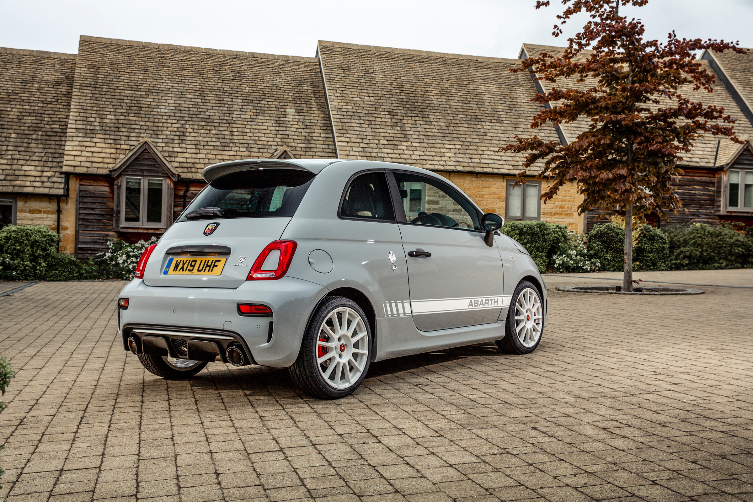 Abarth reveals 595 Esseesse