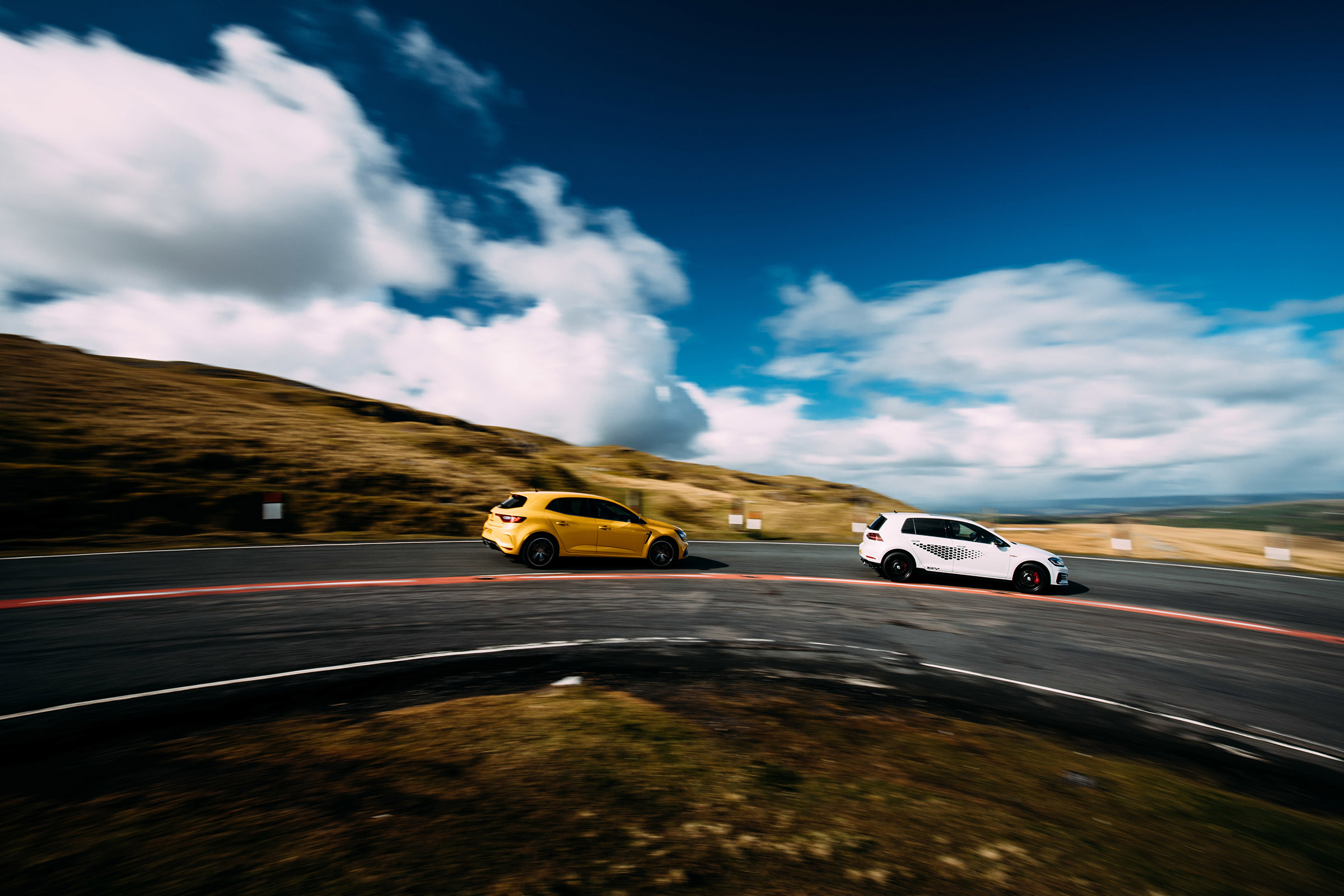 VW GTI TCR vs Megane RS Trophy - cornering