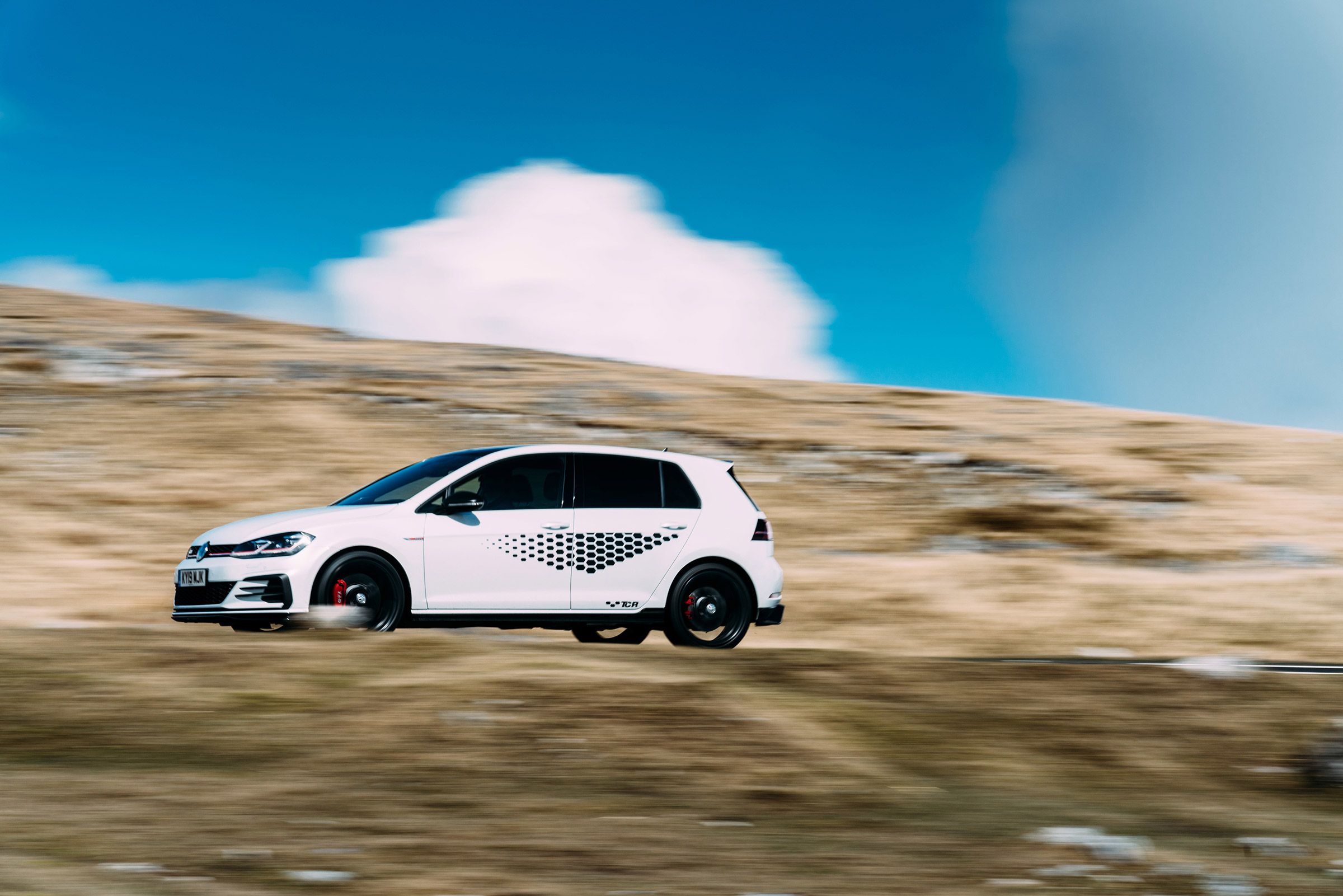 VW GTI TCR vs Megane RS Trophy - profile