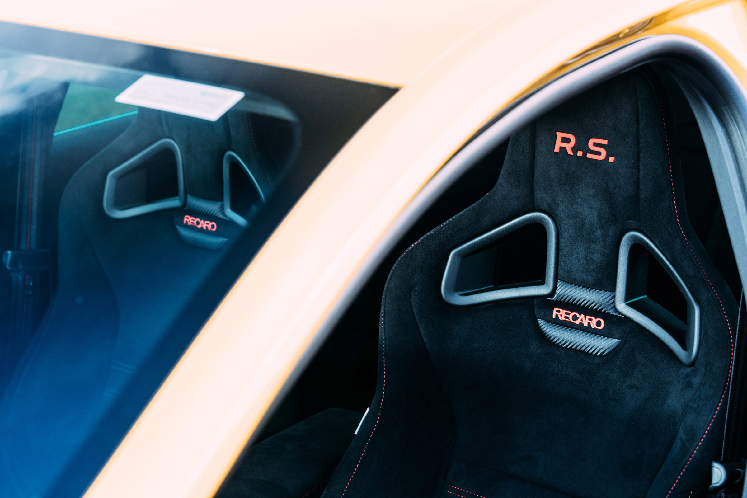 VW GTI TCR vs Megane RS Trophy - seats