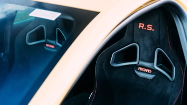 VW GTI TCR vs Megane RS Trophy - seats