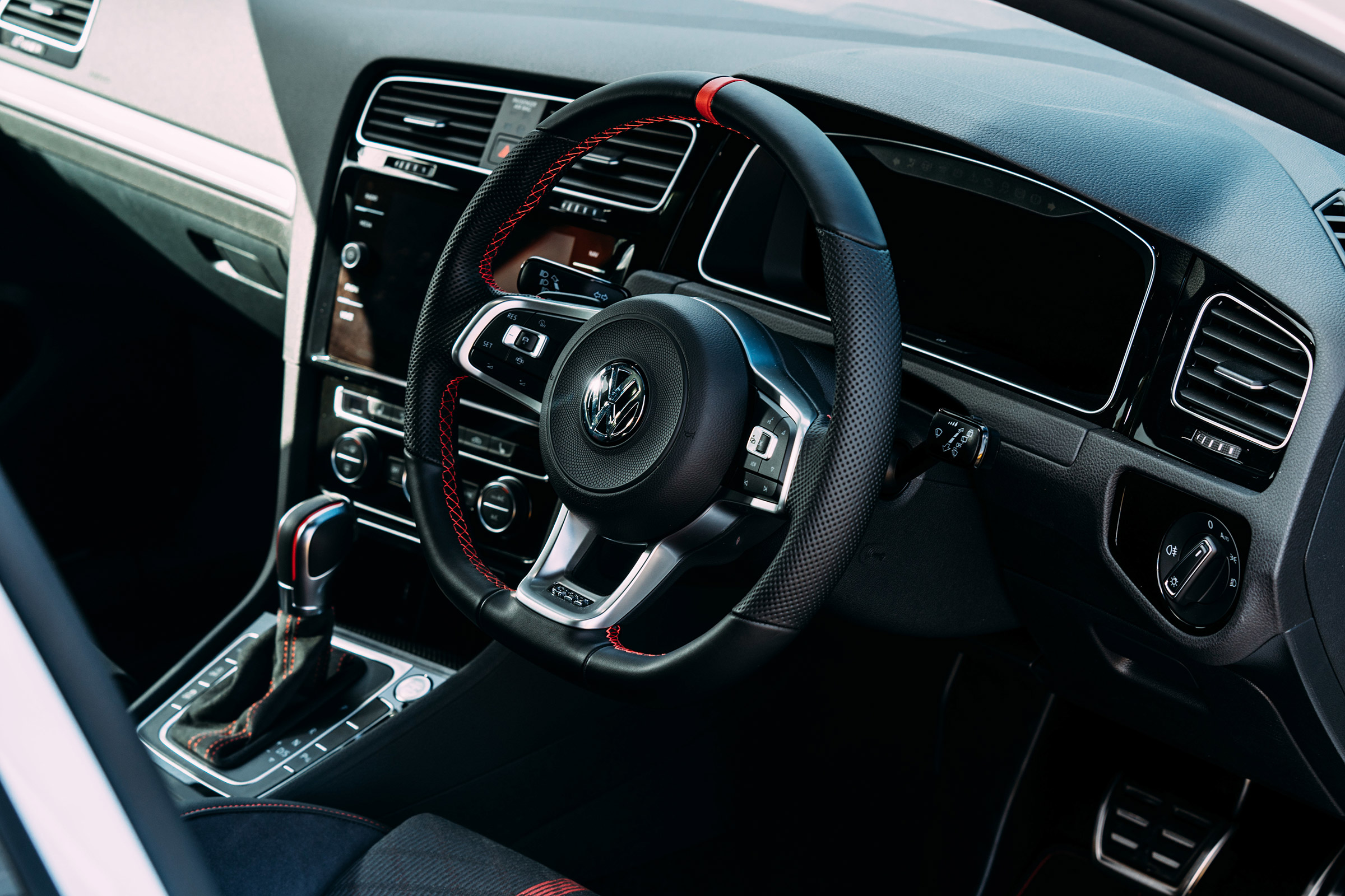 VW GTI TCR vs Megane RS Trophy - dash