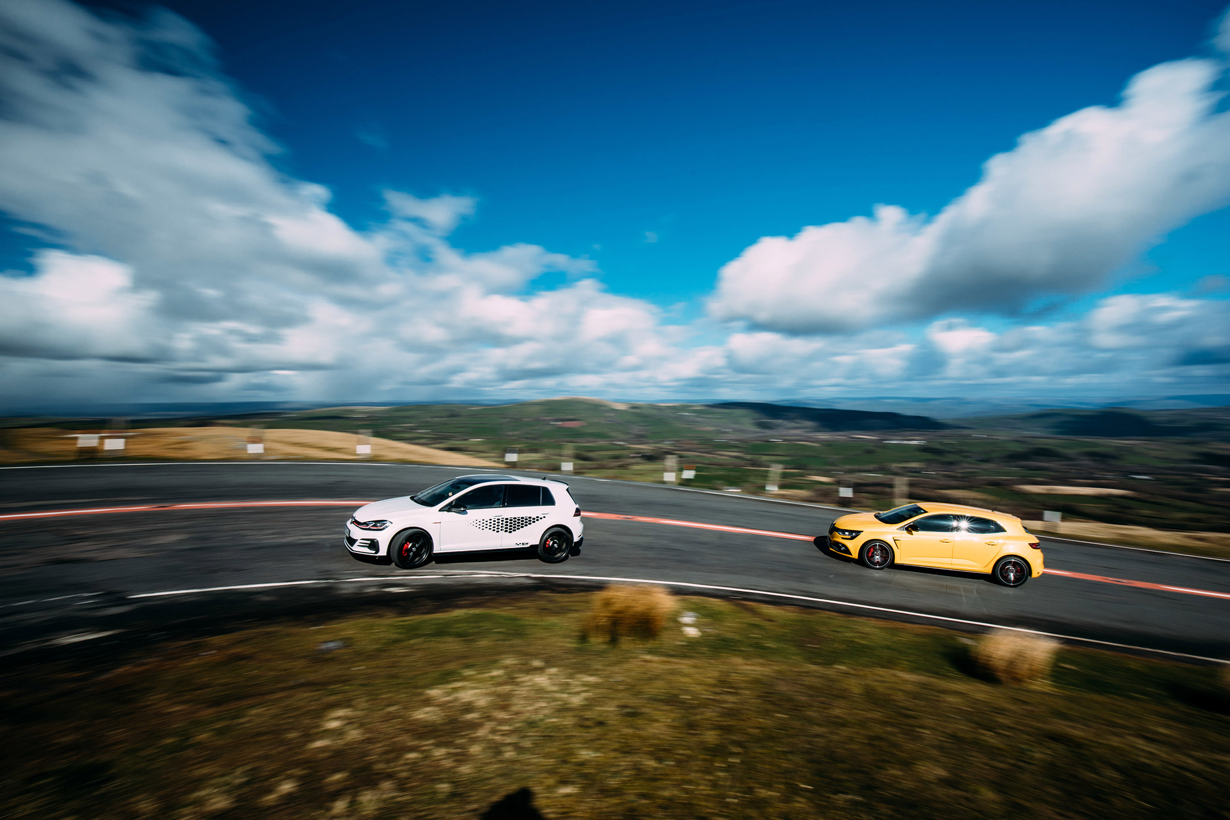 VW GTI TCR vs Megane RS Trophy - pan