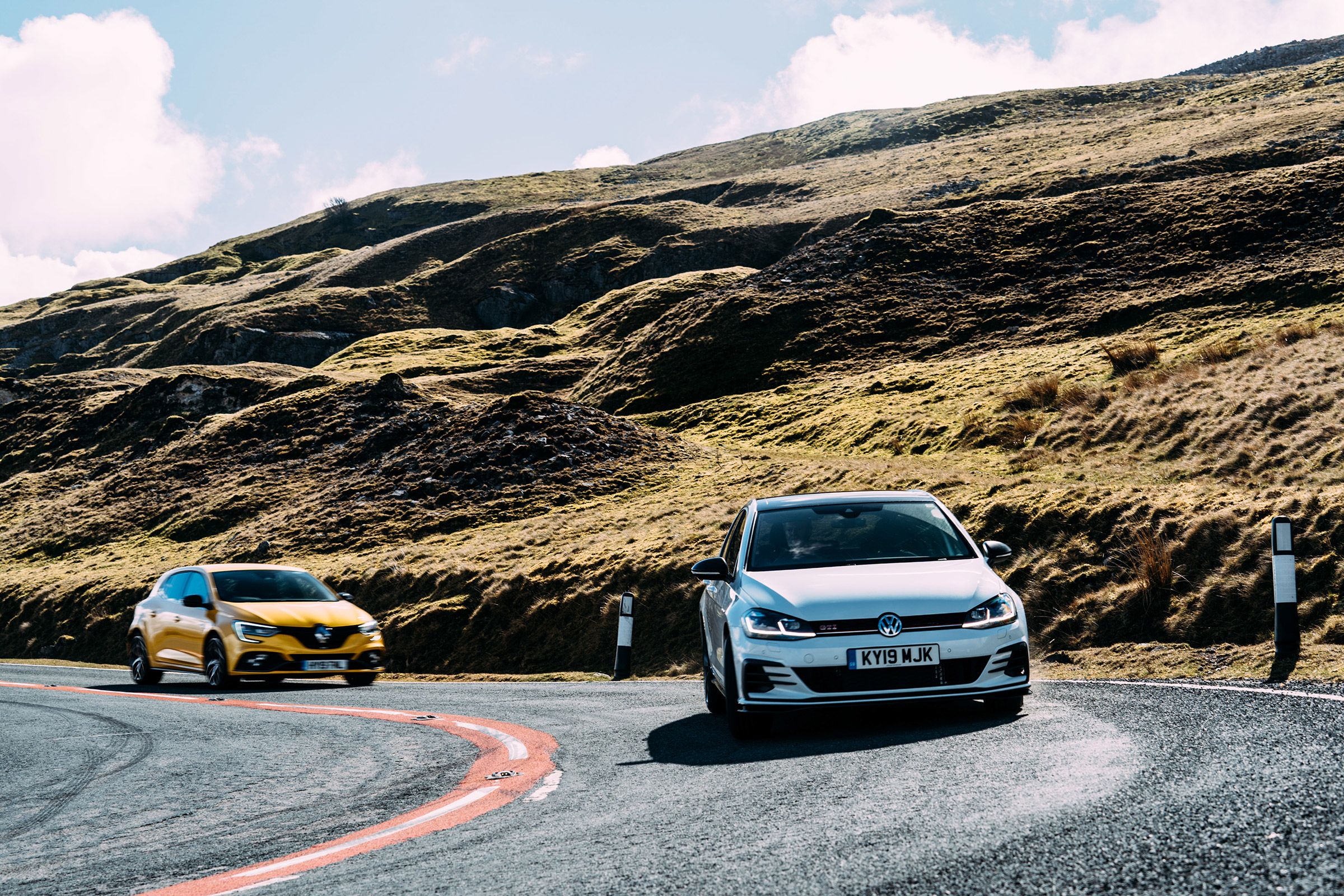 VW GTI TCR vs Megane RS Trophy - turn