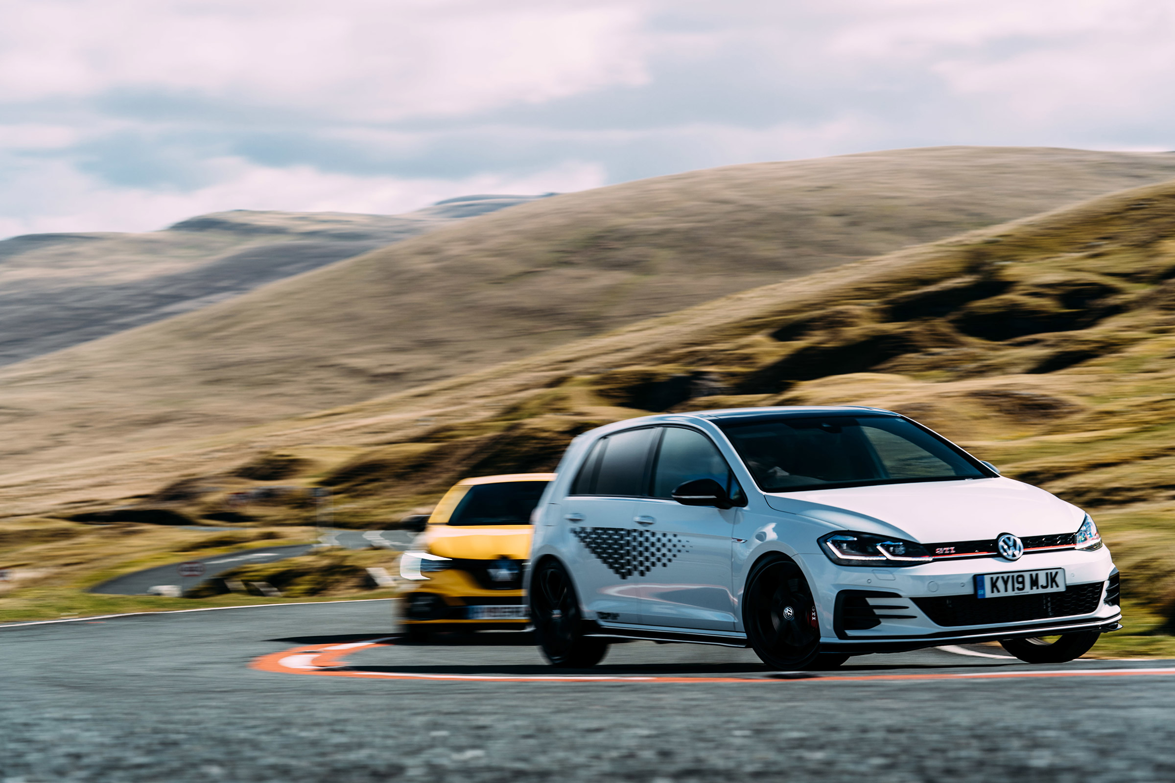 VW GTI TCR vs Megane RS Trophy - turnin