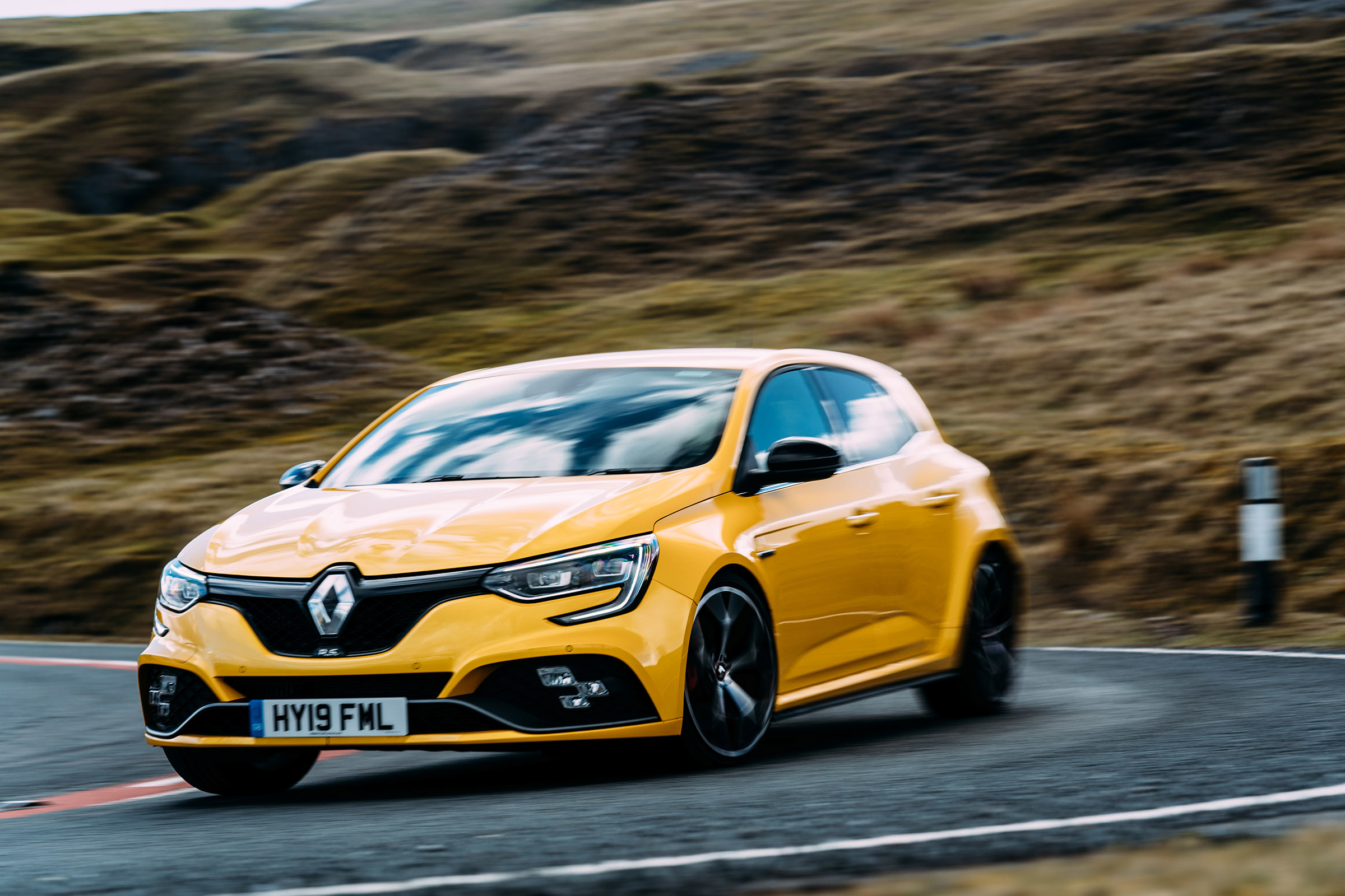 VW GTI TCR vs Megane RS Trophy - turn