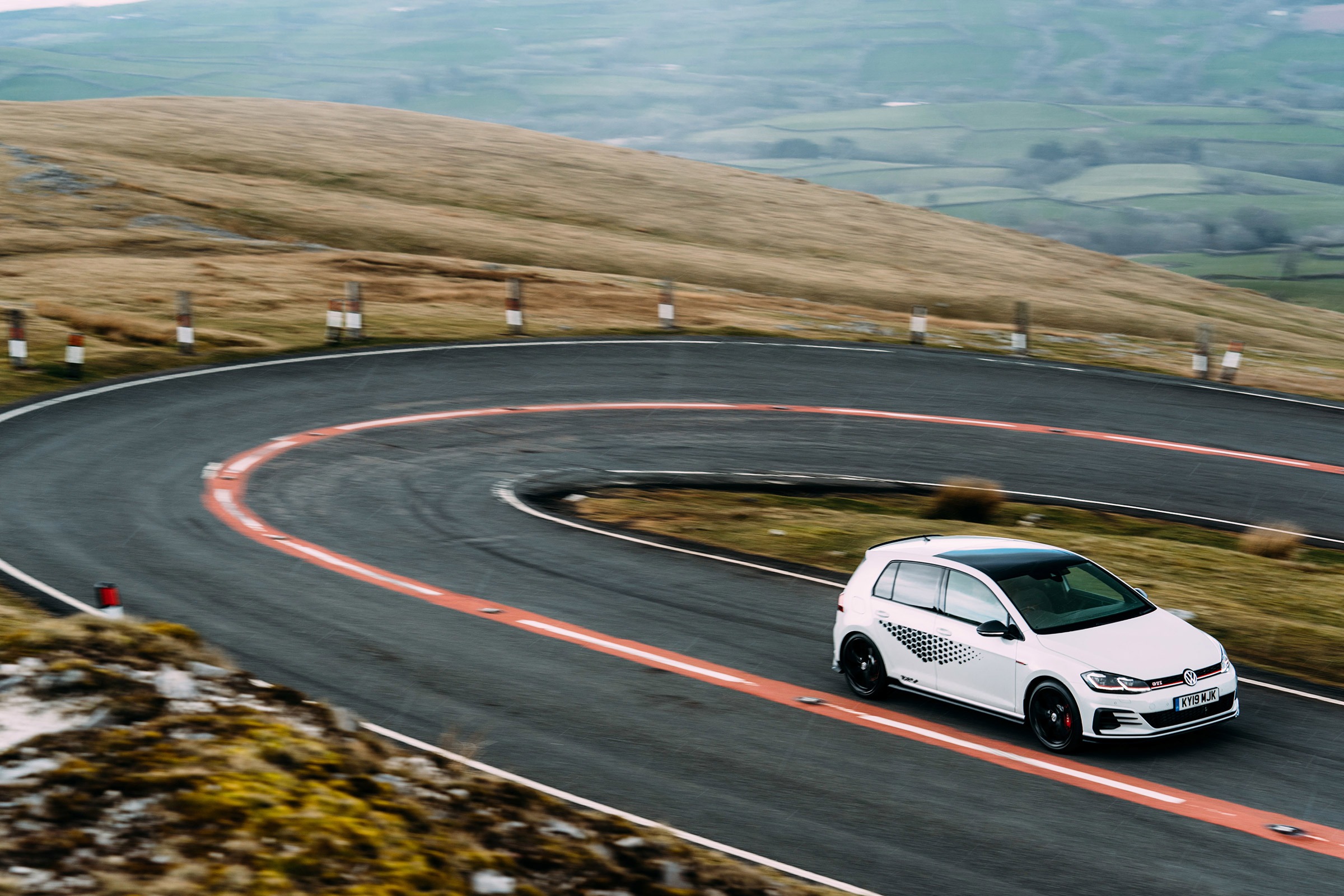 VW GTI TCR vs Megane RS Trophy - switchback