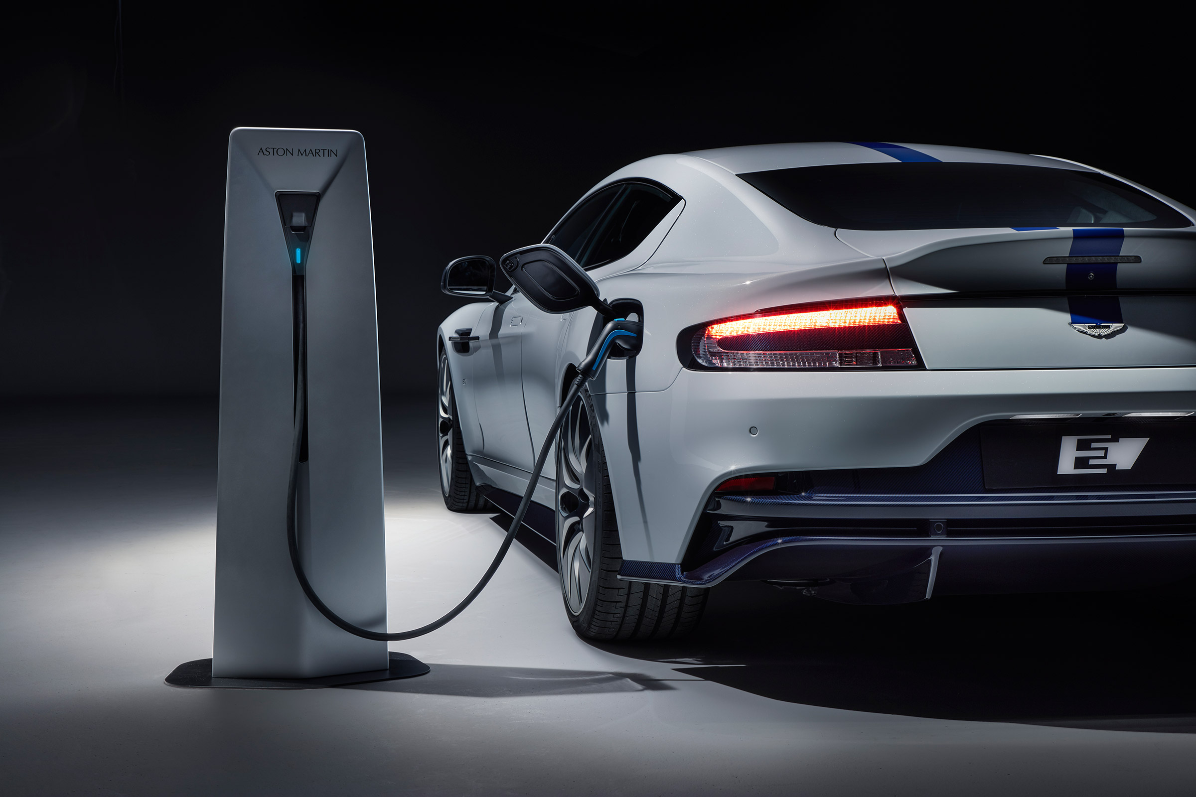 Aston Martin Rapide E - plug