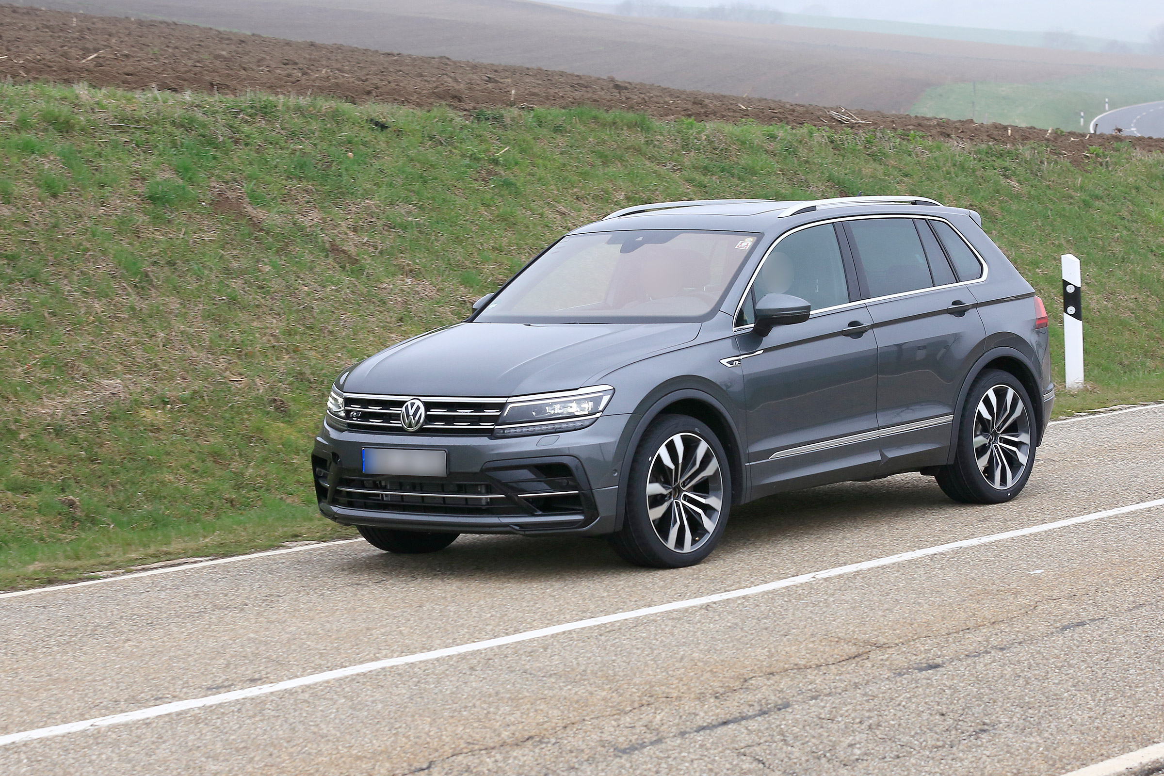 Volkswagen Tiguan R spy - side