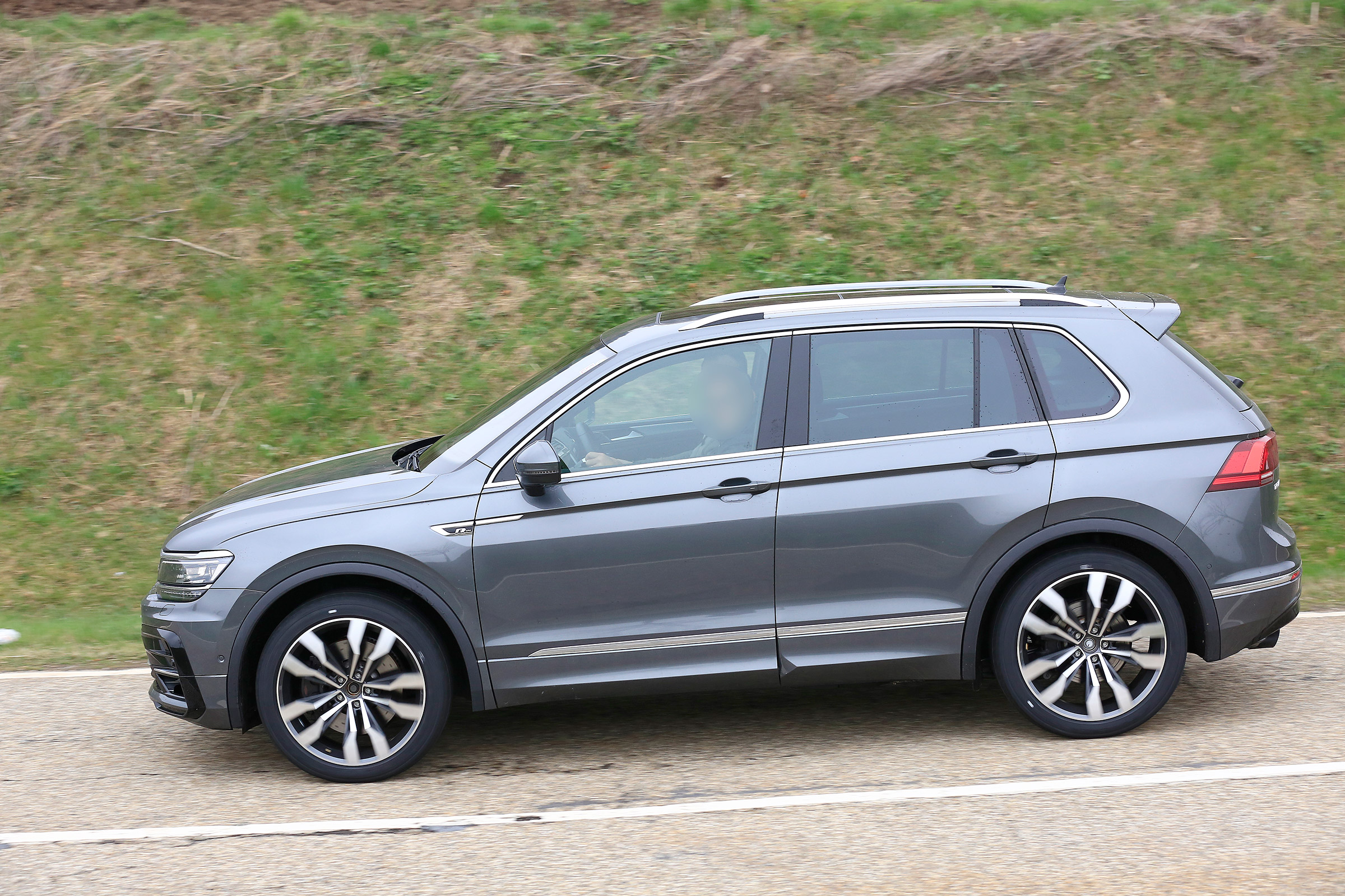 Volkswagen Tiguan R spy - profile