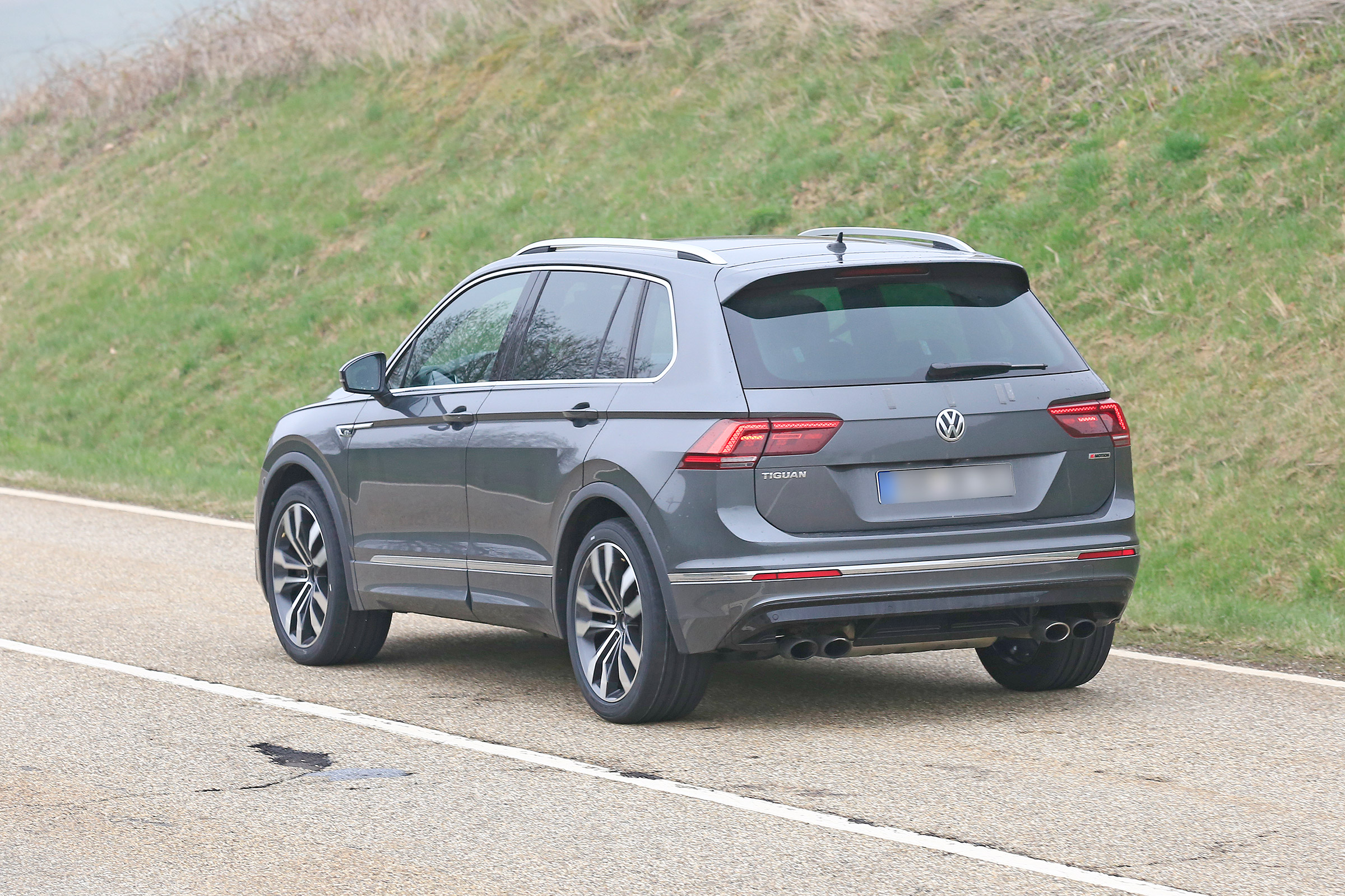 Volkswagen Tiguan R spy - rear