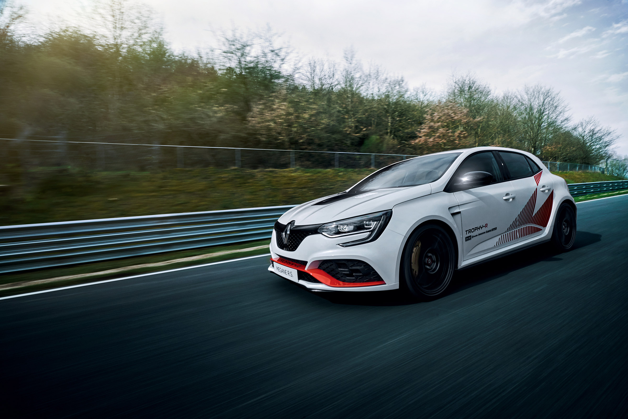 Renault Megane RS Trophy - front quarter