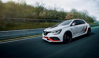 Renault Megane RS Trophy - front quarter