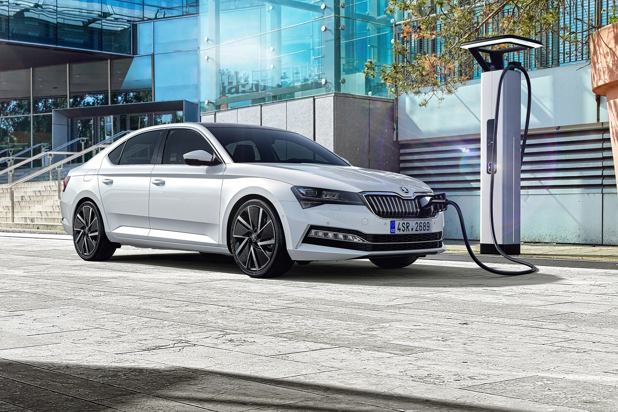 Skoda Superb facelift - front quarter