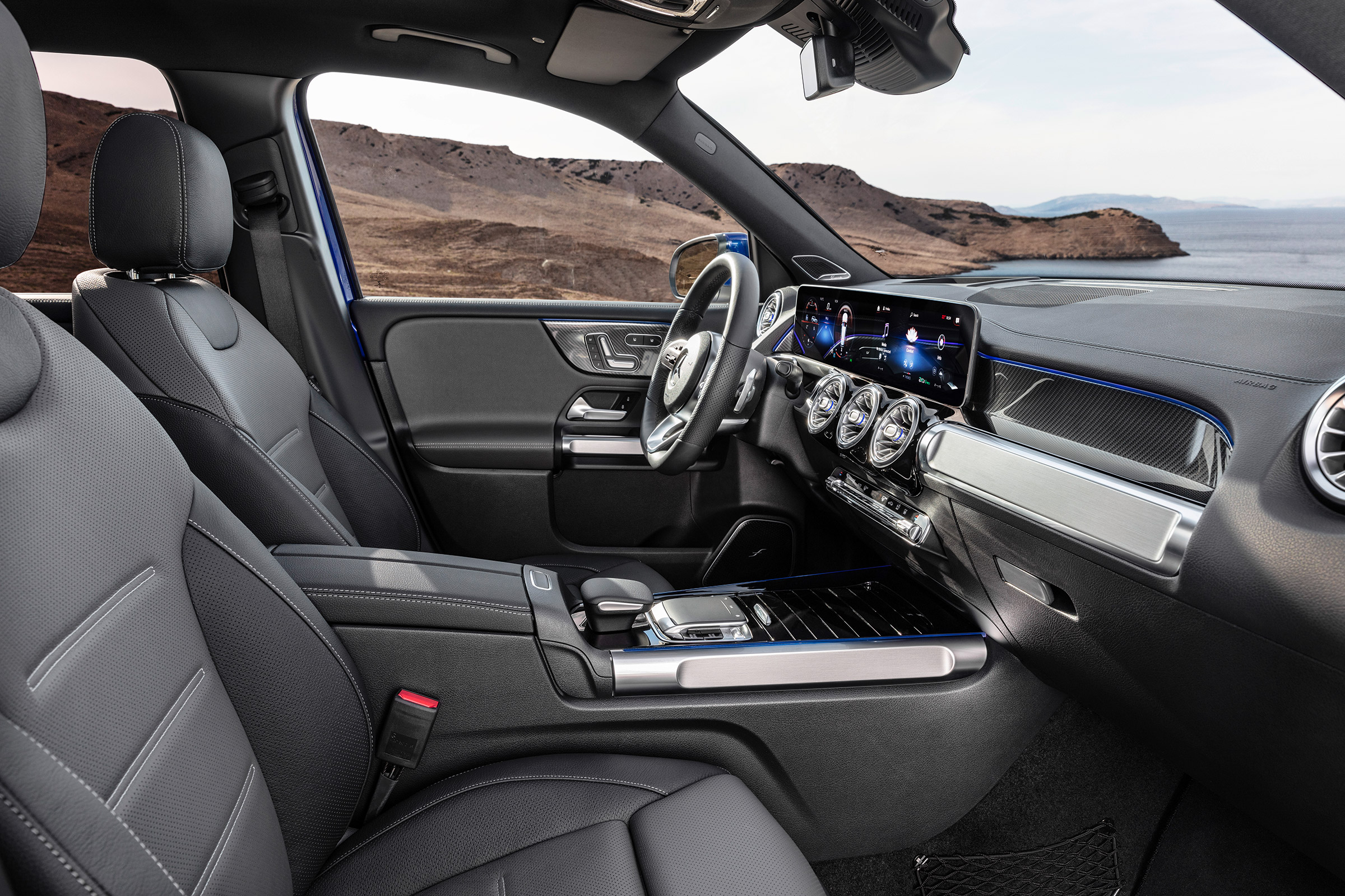 Mercedes GLB revealed - interior