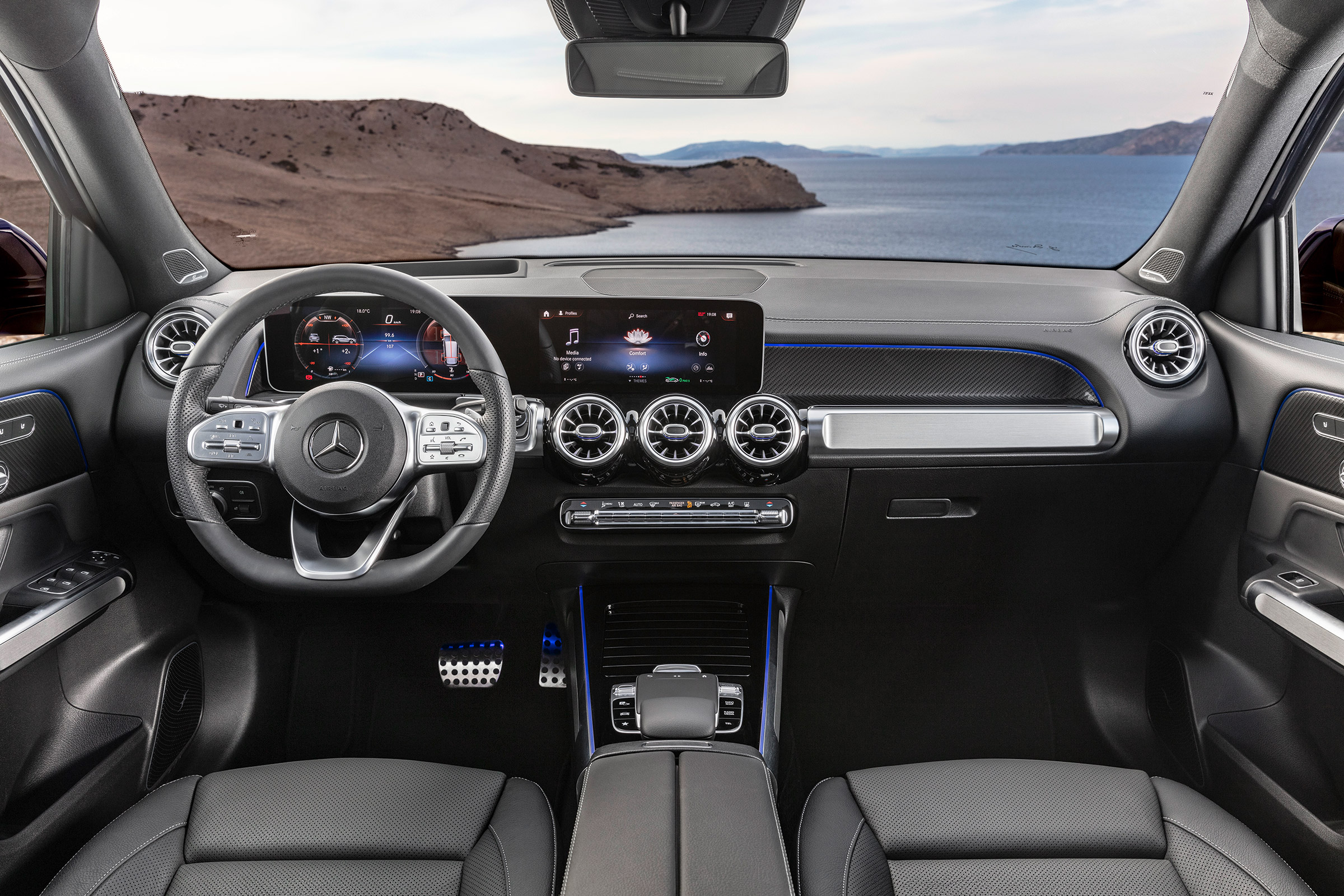 Mercedes GLB revealed - dash