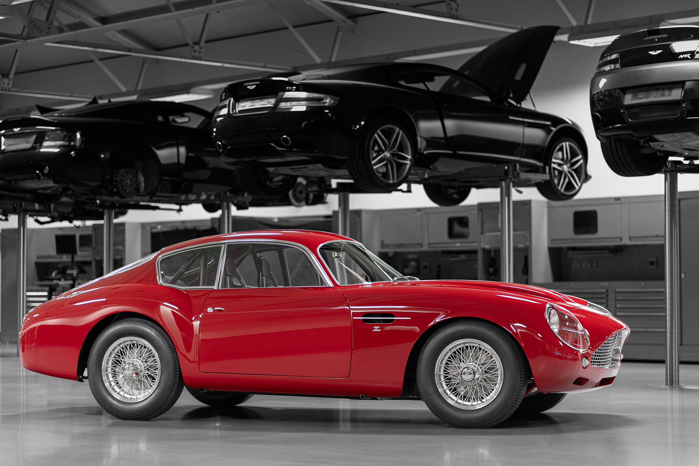 Aston Martin DB4 Zagato continuation - side