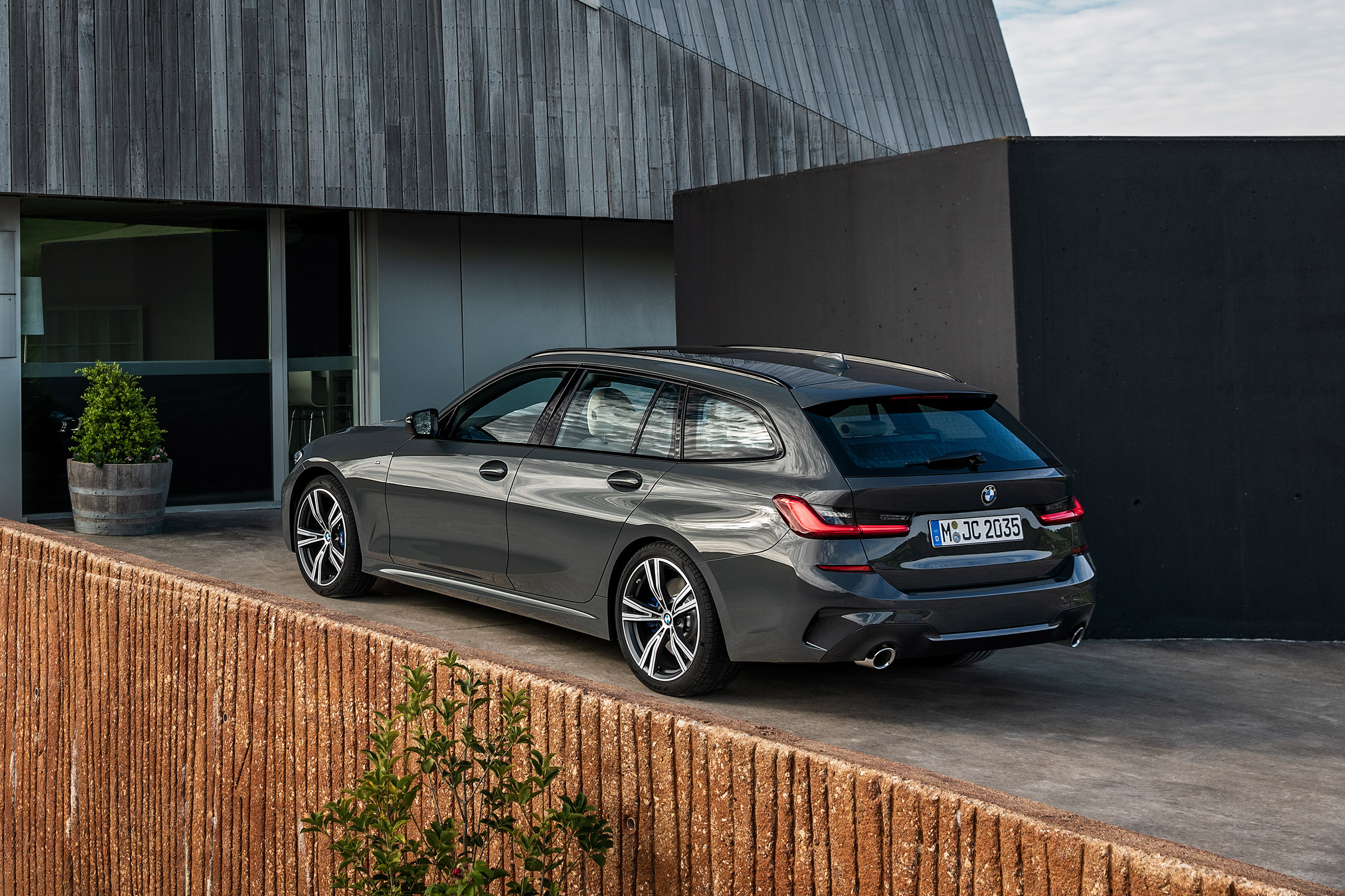 BMW 3-series Touring 2019 - rear quarter