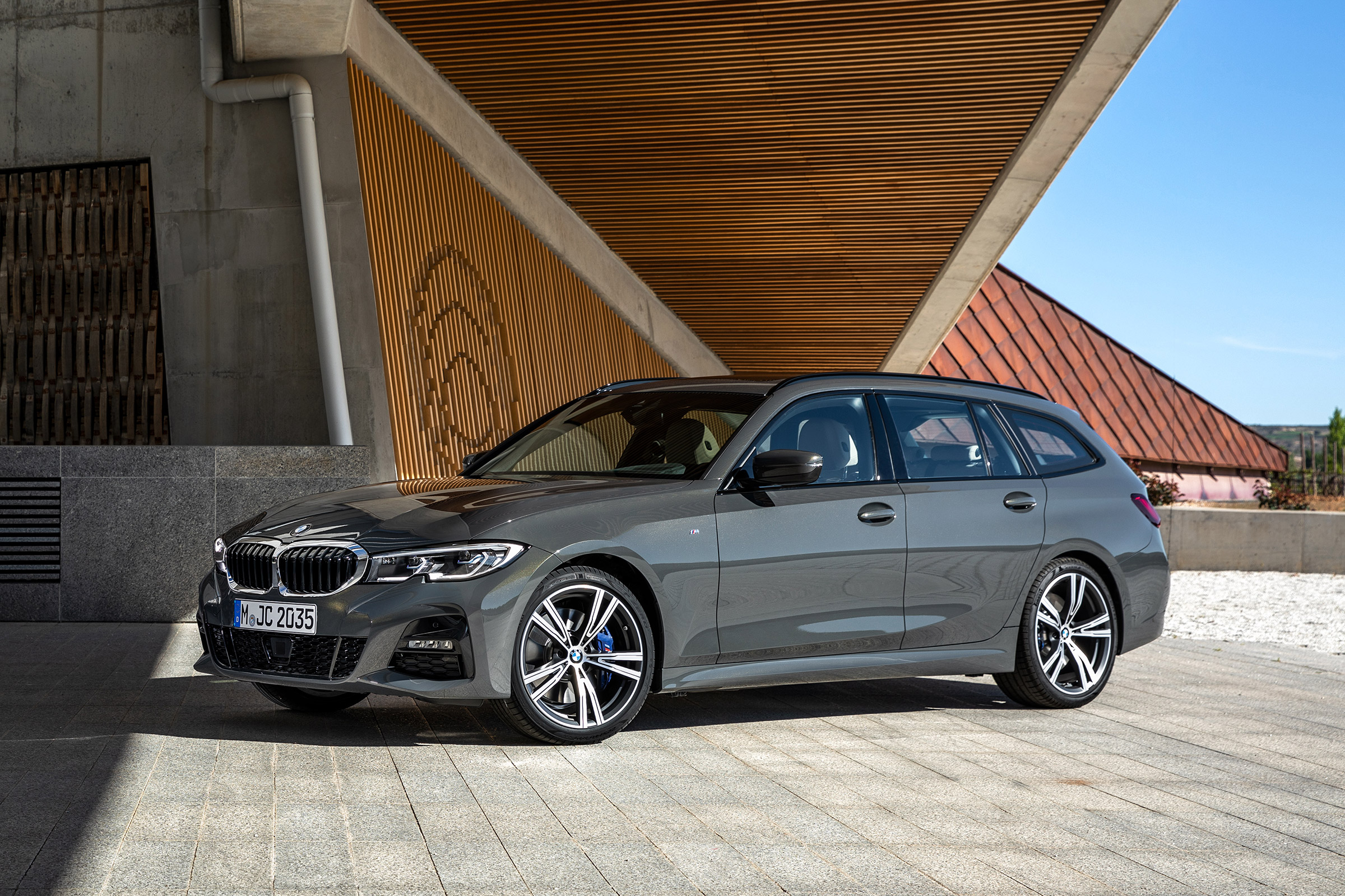 BMW 3-series Touring 2019 - front quarter