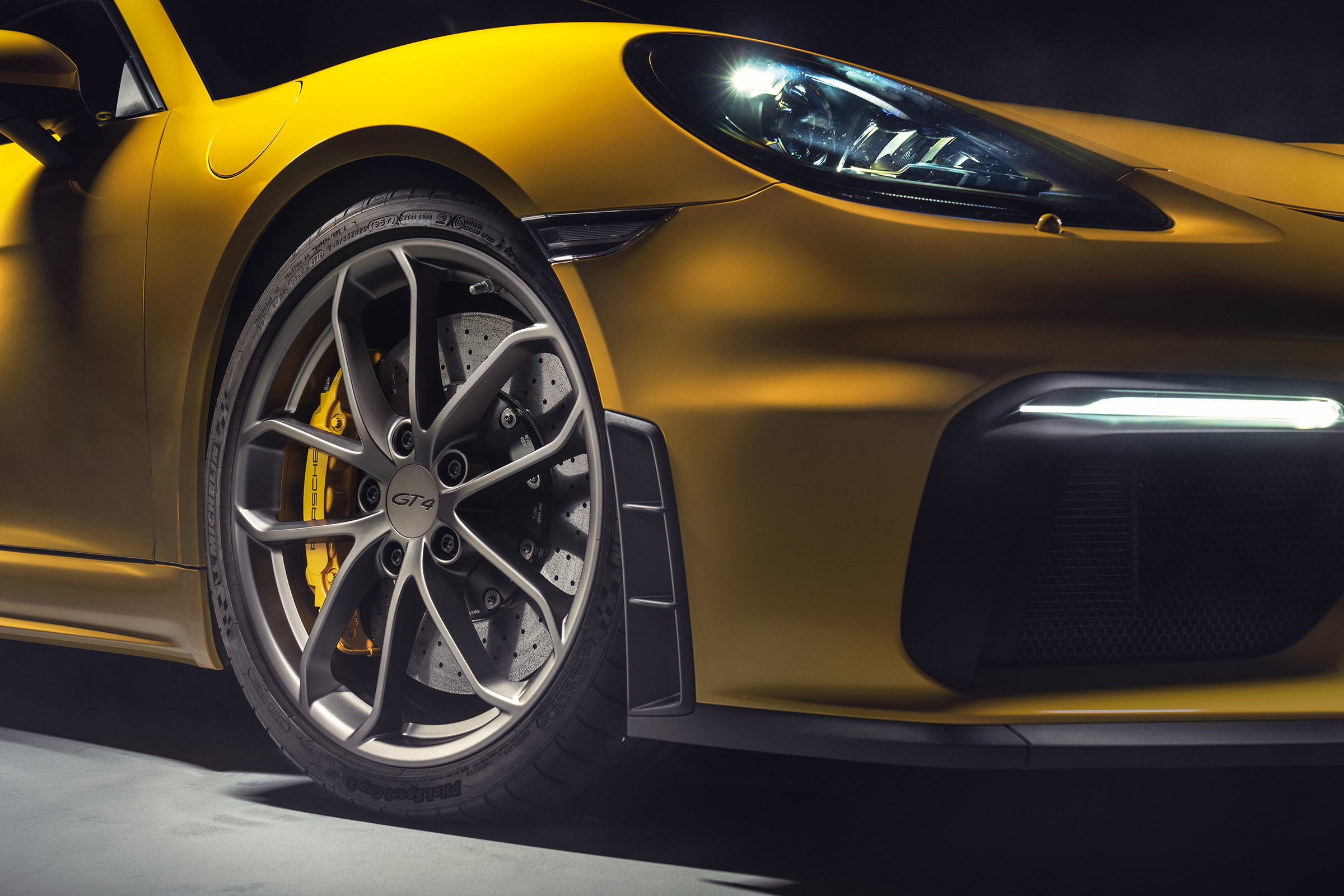 Porsche 718 Cayman GT4 wheel