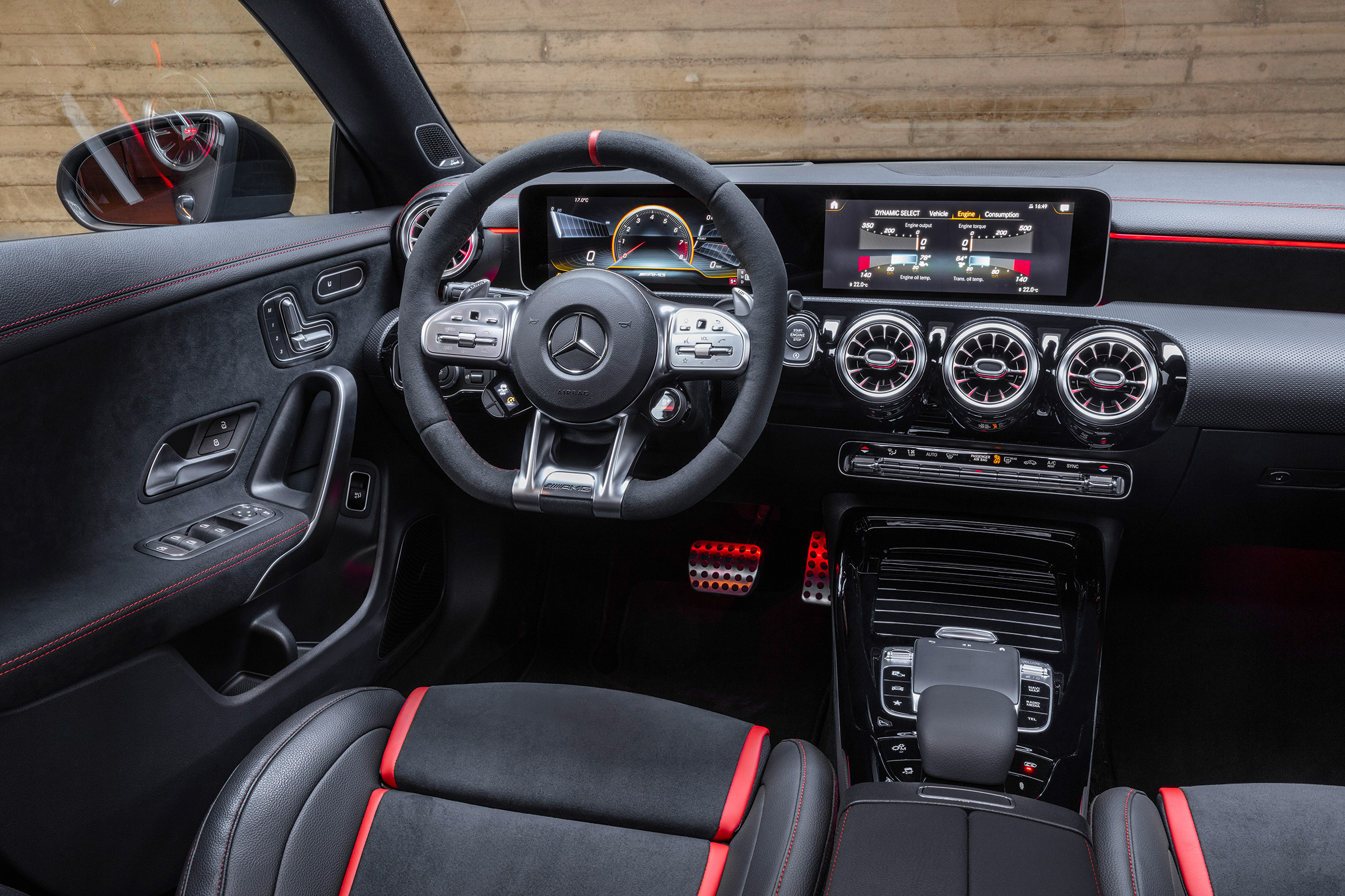 Mercedes-AMG CLA45 S Shooting Brake - dash