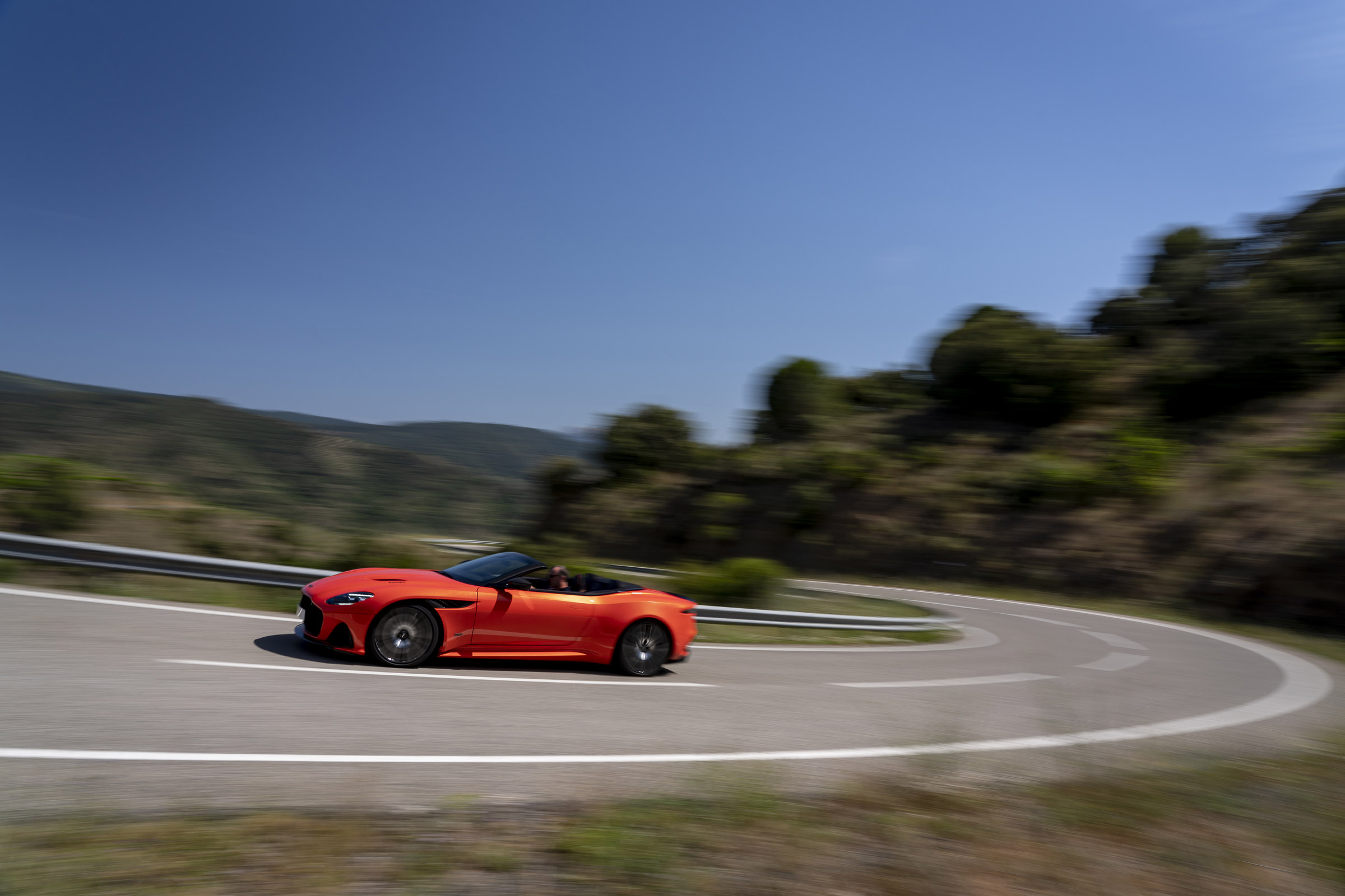 Aston Martin DBS Superleggera Volante side pan