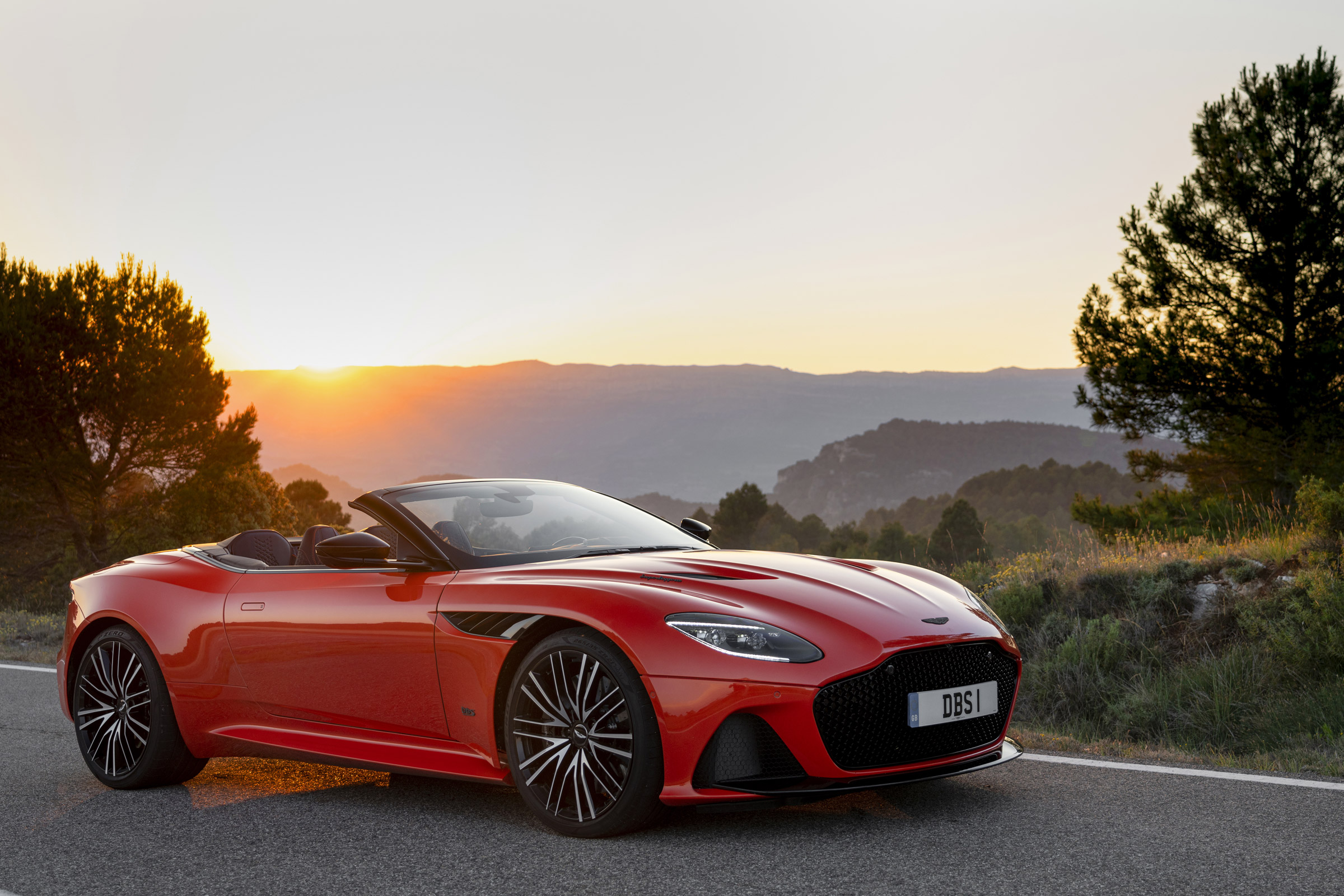 Aston Martin DBS Superleggera Volante front