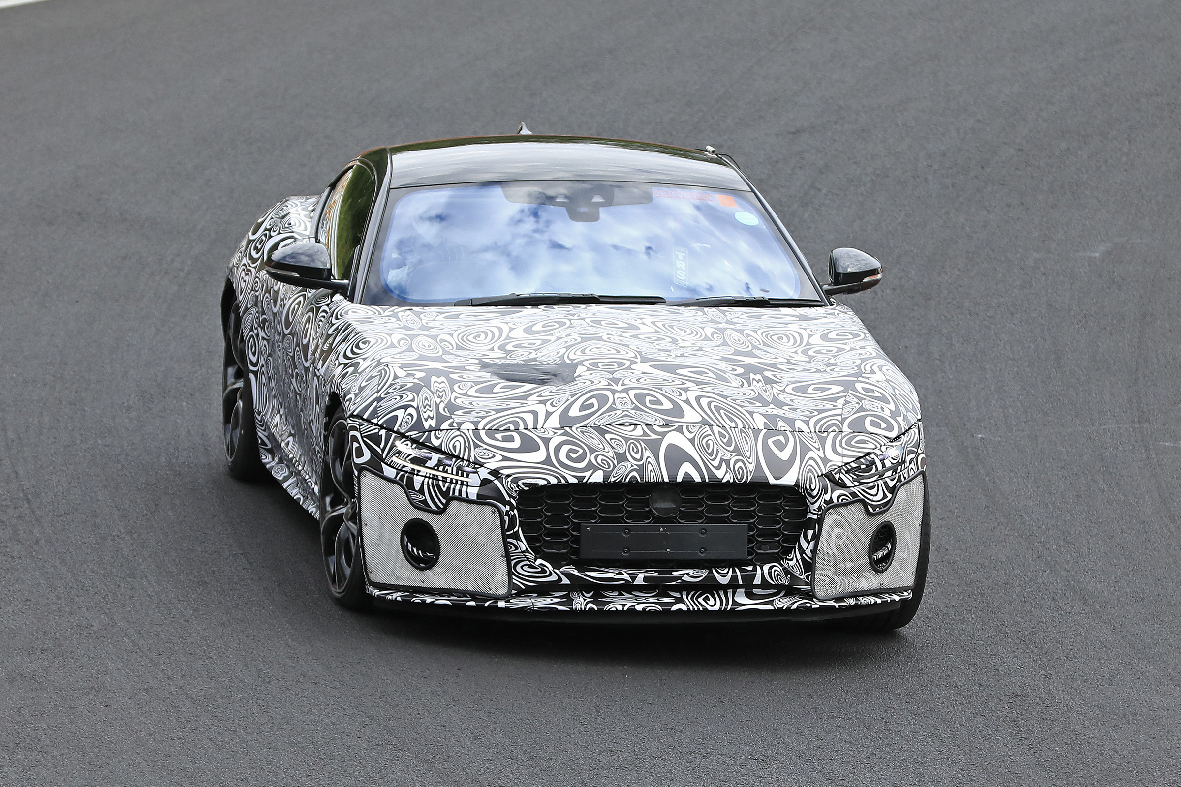 Jaguar F-type facelift spied front 2