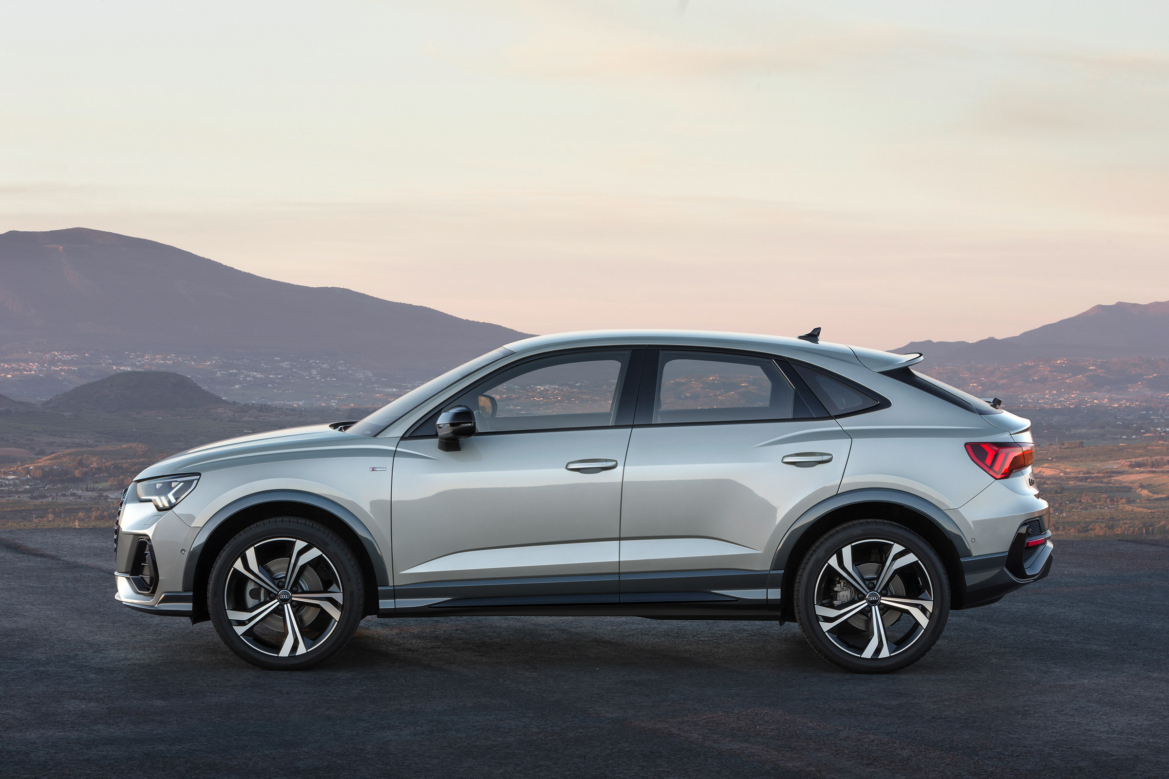 Audi Q3 Sportback - side